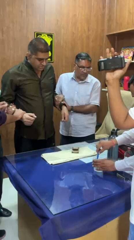 * सांभर लेक, जयपुर ग्रामीण में थानाधिकारी 50,000 रुपये रिश्वत लेते रंगे हाथों गिरफ्तार
जयपुर, 13 सितम्बर 2026। ए.सी.बी. मुख्यालय के निर्देश पर ए.सी.बी. जयपुर नगर-प्रथम, जयपुर इकाई द्वारा आज कार्रवाई करते हुए श्री राममिलन मीणा, पुलिस निरीक्षक एवं थानाधिकारी, पुलिस थाना सांभर लेक, जयपुर ग्रामीण को परिवादी से 50,000 रुपये रिश्वत राशि लेते हुए रंगे हाथों गिरफ्तार किया गया है।
भ्रष्टाचार निरोधक ब्यूरो के महानिदेशक पुलिस श्री गोविन्द गुप्ता ने बताया कि ए.सी.बी. जयपुर नगर-प्रथम, जयपुर इकाई को एक लिखित शिकायत इस आशय की मिली कि परिवादी के पिताजी के नाम की फर्म को पीडब्ल्यूडी विभाग से प्राप्त सड़क निर्माण कार्य को थाना क्षेत्र में निर्बाध रूप से चालू रखने की एवज में श्री राममिलन मीणा, पुलिस निरीक्षक द्वारा हर माह 20,000 रुपये रिश्वत की मांग कर परेशान किया जा रहा है। रिश्वत राशि नहीं देने पर परिवादी की निर्माण साइट पर लगे वाहनों एवं कर्मचारियों को थाने ले जाकर परेशान किया जा रहा था।
जिस पर श्री ओमप्रकाश मीणा, उप महानिरीक्षक पुलिस-द्वितीय के सुपरवीजन में श्री भूपेन्द्र, अतिरिक्त पुलिस अधीक्षक, ए.सी.बी. जयपुर नगर-प्रथम, जयपुर के नेतृत्व में श्री मनोज कुमार शर्मा, पुलिस निरीक्षक द्वारा रिश्वत मांग का सत्यापन करवाया गया। सत्यापन के दौरान आरोपी श्री राममिलन मीणा द्वारा प्रत्येक माह 10,000 रुपये के हिसाब से कुल 50,000 रुपये रिश्वत राशि की मांग करना पाया गया।
इस पर आज ट्रैप टीम के साथ ट्रैप कार्रवाई करते हुए आरोपी श्री राममिलन मीणा पुत्र श्री राधेश्याम मीणा को परिवादी से 50,000 रुपये रिश्वत राशि थानाधिकारी कक्ष में लेते हुए रंगे हाथों गिरफ्तार किया गया।
एसीबी की महानिरीक्षक पुलिस श्रीमती एस. परिमला के सुपरवीजन में आरोपी से पूछताछ तथा कार्यवाही जारी है। एसीबी द्वारा मामले में भ्रष्टाचार निवारण अधिनियम के अन्तर्गत प्रकरण दर्ज कर अग्रिम अनुसंधान किया जायेगा।
-किसी व्यक्ति के विरुद्ध एसीबी में प्रकरण ( अभियोग, प्राथमिक जांच, आदि) दर्ज होने पर , ACB से सीधे संपर्क कर अपना पक्ष/स्पष्टीकरण प्रस्तुत किया जा सकता है
प्रस्तुत स्पष्टीकरण के ACB द्वारा विस्तृत विश्लेषण के उपरांत ही अनुसंधान में निर्णय लिया जाना ACB की कार्य प्रणाली का हिस्सा है
यह जानकारी एसीबी के डर से धोखाधड़ी आदि के शिकार होने की संभावना के संदर्भ में महत्वपूर्ण है .**
भ्रष्टाचार निरोधक ब्यूरो के टोल फ्री नम्बर 1064 एवं व्हाट्सएप हेल्पलाईन नम्बर 94135-02834 पर 24X7 सम्पर्क कर भ्रष्टाचार के विरूद्ध अभियान में अपना महत्वपूर्ण योगदान दें। एसीबी आपके वैध कार्य को करवाने में पूरी सहायता करेगी।