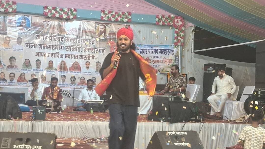 रात मल्हारगढ़ बाबा रामदेव जी के मेले में प्रसिद्ध भजन गायक छोटूसिंह रावणा की भजन संध्या भी थी हजारों की संख्या में श्रोताओं ने भजनों का आनंद लिया