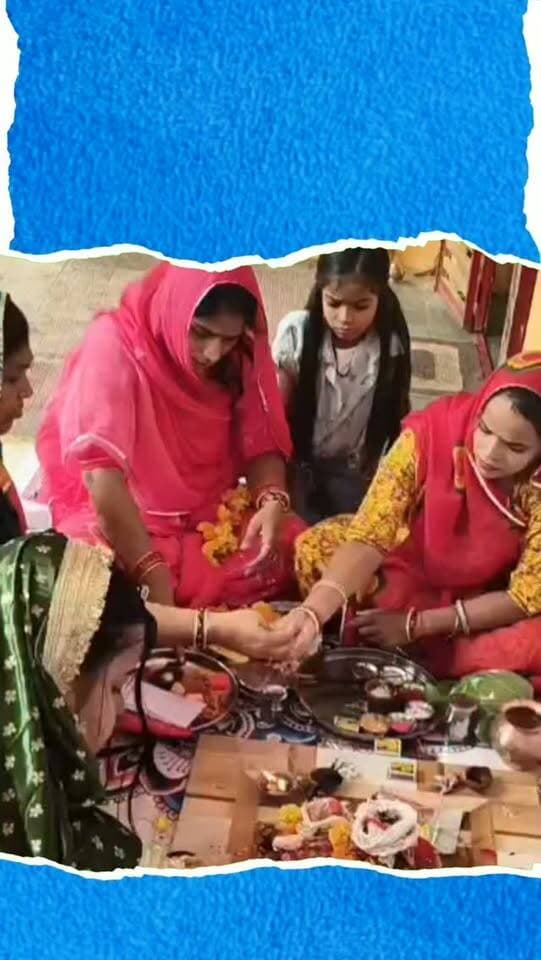 डूंगरपुर में भाद्रपद शुक्ल तृतीया पर रविवार को हरतालिका तीज (केवड़ा तीज) श्रद्धा व उल्लास से मनाई गई। सुहागिन महिलाओं ने पति की दीर्घायु और अखंड सौभाग्य के लिए दिनभर निर्जला व्रत रखा।
महिलाओं ने शुद्ध मिट्टी से भगवान शिव, माता पार्वती और गणेश जी की प्रतिमाएं बनाकर स्थापित कीं। शहर के नया महादेव मंदिर, सिद्धेश्वर शिवालय (हाउसिंग बोर्ड) और धनेश्वर शिवालय में सुबह से ही भीड़ रही। १६ श्रृंगार कर महिलाओं ने शिव-पार्वती को केवड़े के फूल व पूजन सामग्री अर्पित कर कथा सुनी। आचार्य संजय पंड्या ने बताया कि यह व्रत माता पार्वती की कठिन तपस्या का प्रतीक है।
#Dungarpur #HartalikaTeej #KevdaTeej #DungarpurNews #RajasthanNews