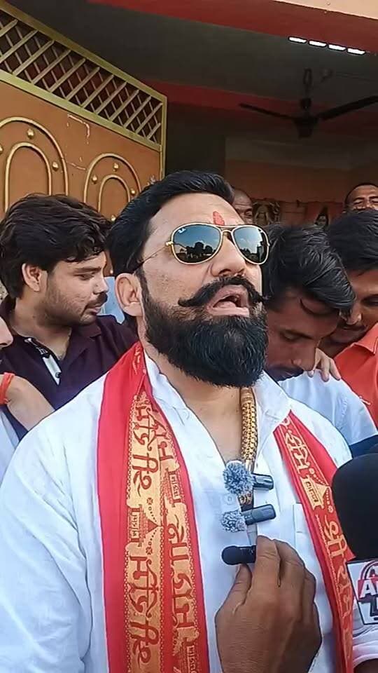 भोजपुरी पावर स्टार पवन सिंह के ओर से बाढ़ से प्रभावित की पिपरपति के ग्रामीण जनता के बीच सामग्री का वितरण किया जा रहा है