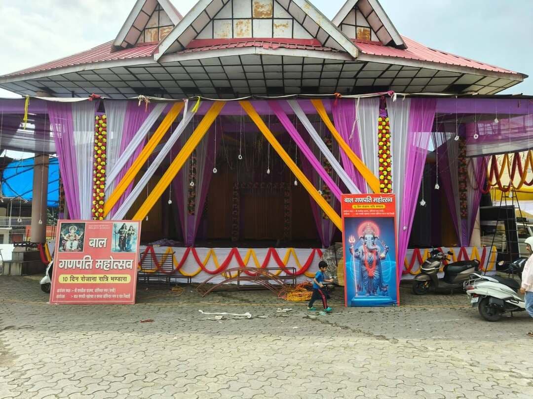 जोगिंद्रनगर में आज विराजेंगे गणपति महाराज, 14 से 25 सितंबर तक चलेगा बाल गणपति महोत्सव
जोगिंद्रनगर/शिव कुमार।
बाल गणपति महोत्सव समिति जोगिंद्रनगर की ओर से आयोजित तेरहवें बाल गणपति महोत्सव का शुभारंभ आज 14 सितंबर से होने जा रहा है। महोत्सव के तहत गणपति महाराज की भव्य प्रतिमा की स्थापना पंडाल में की जाएगी। समिति की ओर से महोत्सव को लेकर तैयारियां पूरी कर ली गई हैं तथा श्रद्धालुओं के लिए विभिन्न धार्मिक कार्यक्रमों का आयोजन किया जाएगा।
समिति की ओर से जारी कार्यक्रम के अनुसार 14 सितंबर को प्रातः 10 बजे के बाद नगर परिक्रमा निकाली जाएगी। इसके उपरांत दोपहर 1 बजे पंडाल में गणपति महाराज की विधिवत स्थापना की जाएगी। गणपति महोत्सव के दौरान प्रतिदिन श्रद्धालुओं के लिए विशेष पूजा-अर्चना और आरती का आयोजन होगा।
कार्यक्रम के तहत गणपति जी की प्रातःकालीन आरती सुबह 8:30 बजे तथा सायंकालीन आरती शाम 7:30 बजे होगी। वहीं, श्रद्धालुओं के लिए 14 सितंबर से 24 सितंबर तक प्रतिदिन रात 8 से 10 बजे तक विशाल भंडारे का आयोजन किया जाएगा। समिति ने श्रद्धालुओं से परिवार सहित पहुंचकर भंडारे का प्रसाद ग्रहण करने तथा गणपति महाराज का आशीर्वाद प्राप्त करने का आह्वान किया है।
महोत्सव के अंतिम दिन 24 सितंबर को रात 7:30 बजे पंडाल में महाआरती का आयोजन किया जाएगा। इसके बाद 25 सितंबर को प्रातः 11 बजे नगर परिक्रमा निकाली जाएगी। गणपति महाराज की प्रतिमा का विसर्जन 25 सितंबर को शाम 5 बजे बड़ौंण (भराडू) में किया जाएगा।
बाल गणपति महोत्सव समिति प्रधान राज ठाकुर, सचिव सुनील कुमार सोनू एवं उप प्रधान अजय बावा ने श्रद्धालुओं से महोत्सव में बढ़-चढ़कर भाग लेने और आयोजन को सफल बनाने में सहयोग देने की अपील की है। समिति के अनुसार हर वर्ष की भांति इस बार भी महोत्सव को और अधिक भव्य रूप देने के प्रयास किए जा रहे हैं।