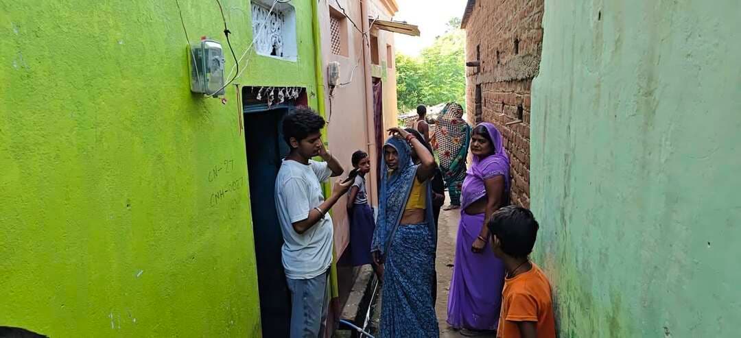 सूर्यपुरा थाना क्षेत्र के कोसांदा में विवाहिता की संदिग्ध मौत, ससुर गिरफ्तार,दहेज प्रताड़ना का आरोप
रोहतास के सूर्यपुरा थाना क्षेत्र के कोसांदा गांव में 25 वर्षीय विवाहिता पूजा कुमारी की संदिग्ध परिस्थितियों में मौत हो गई। पूजा, छोटान शाह की पत्नी थीं। रविवार सुबह करीब छह बजे उनका शव घर में पंखे से लटका मिला। सूचना पर पहुंची पुलिस ने शव को कब्जे में लेकर पोस्टमार्टम के लिए भेज दिया।
घटना की जानकारी मिलते ही विक्रमगंज डीएसपी सिंधु शेखर सिंह मौके पर पहुंचे। उनके साथ एफएसएल की टीम भी घटनास्थल पर पहुंची और मामले से जुड़े साक्ष्यों की जांच की।
मृतका के चचेरा भाई बजरंगी शाह ने बताया कि घटना रात करीब एक बजे की है। उन्होंने पूजा की गर्दन पर निशान होने की बात कही है। कल्याणी निवासी पूजा की चाची सुनीता देवी ने आरोप लगाया कि ससुराल पक्ष द्वारा दहेज के लिए उसे लगातार परेशान किया जा रहा था। उनका कहना है कि बेटे के जन्मदिन पर मृतका के पिता ने सोने का लॉकेट दिया था, जबकि ससुराल पक्ष की ओर से मोटरसाइकिल और सोने की चेन की मांग की जा रही थी।
परिजनों का आरोप है कि बाहर रहकर काम करने वाला पूजा का पति फोन पर उसे धमकी देता था। कल्याणी गांव निवासी रविन्द्र की पुत्री पूजा की शादी 2023-24 में कोसांदा निवासी सुरेंद्र शाह के बेटे छोटान शाह से हुई थी। उसका एक बेटा है और घटना से दो दिन पहले ही बेटे का जन्मदिन मनाया गया था।
परिजनों ने यह भी बताया कि वर्ष 2024 में पूजा की बड़ी बहन चंदा देवी की भी इसी तरह संदिग्ध परिस्थितियों में मौत हुई थी। चंदा देवी रविंद्र शाह की बड़ी बेटी थीं और यह घटना भोजपुर जिले के कोईल गांव में हुई थी। परिजनों के अनुसार, इस मामले की सुनवाई अभी अदालत में चल रही है।
सूर्यपुरा थानाध्यक्ष ने बताया कि मृतका के ससुर सुरेंद्र शाह को गिरफ्तार कर पूछताछ की जा रही है। पोस्टमार्टम रिपोर्ट और पुलिस जांच के बाद ही मौत के कारणों का स्पष्ट पता चलेगा।