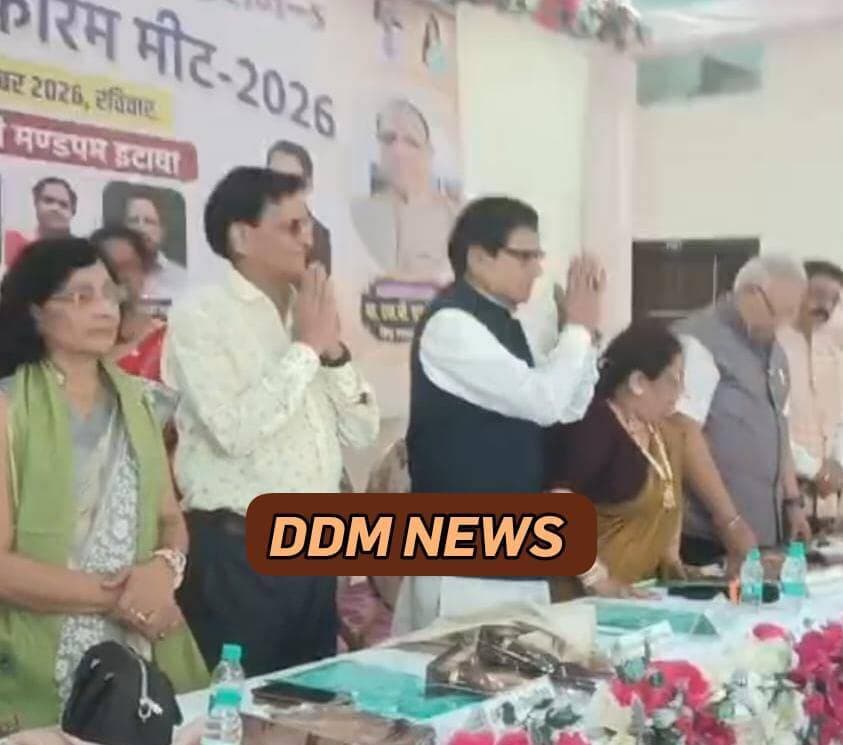 सपा महासचिव प्रो. रामगोपाल यादव ने बीजेपी सरकार और पुलिस पर साधा निशाना..!
इटावा में सपा महासचिव प्रो. रामगोपाल यादव ने बीजेपी सरकार और यूपी पुलिस पर बड़ा हमला बोला है।
उन्होंने कहा -
पनीर में मिलावट और नकली दवाएं कैंसर का कारण हैं, दवाओं पर 20% से ज्यादा मुनाफा नहीं होना चाहिए।
यूपी पुलिस पैर में गोली मार रही है, फर्जी गुंडा एक्ट और गैंगस्टर लगाकर हजारों की जिंदगी बर्बाद कर रही है।
सीएम के इशारे पर मकान-प्रॉपर्टी सील हो रहे हैं, 1975 से भी बदतर अघोषित इमरजेंसी है, जज तक डरे हुए हैं।
अगर 2027 का चुनाव निष्पक्ष हुआ तो बीजेपी सपा के सामने टिक नहीं पाएगी।
आपकी क्या राय है, क्या पुलिस सच में फर्जी केस लगा रही है?
#EtawahNews #RamGopalYadav #SamajwadiParty #AkhileshYadav #UPPolice #YogiAdityanath #BJPvsSP #UPPolitics #Etawah #UPNews #ViralNews #BreakingNews #DDMNews
@followers @highlight
---