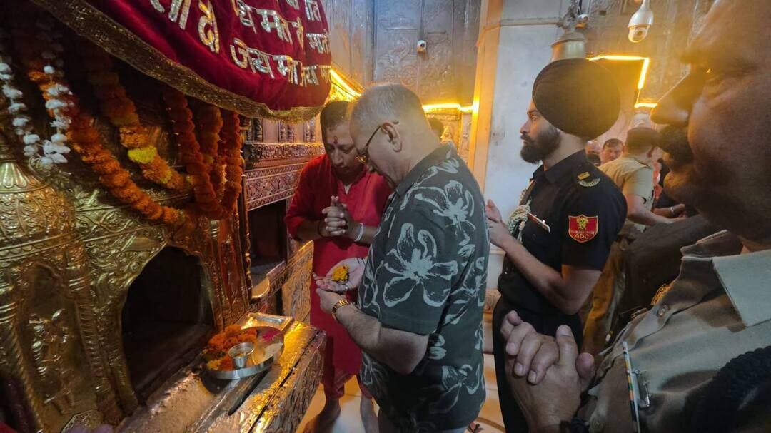 राज्यपाल ने मां ज्वालामुखी मंदिर में माथा टेका
हिमाचल की धार्मिक परंपराओं एवं विरासत के संरक्षण पर दिया बल
राज्यपाल कविन्द्र गुप्ता ने आज कांगड़ा जिला के प्रसिद्ध मां ज्वालामुखी मंदिर में माथा टेका और आशीर्वाद प्राप्त किया।
राज्यपाल ने मंदिर में पूजा-अर्चना की तथा हिमाचल प्रदेश और राष्ट्र के लोगों की समृद्धि एवं कल्याण की प्रार्थना की।
उन्होंने कहा कि हिमाचल के पवित्र मंदिर और तीर्थ स्थल केवल आस्था एवं श्रद्धा के केंद्र ही नहीं हैं बल्कि प्रदेश की समृद्ध आध्यात्मिक एवं सांस्कृतिक विरासत का अभिन्न हिस्सा भी हैं। उन्होंने प्रदेश की धार्मिक परंपराओं, प्राचीन विरासत और आध्यात्मिक धरोहर के संरक्षण एवं संवर्धन की आवश्यकता पर बल दिया।
राज्यपाल ने मंदिर में की गई व्यवस्थाओं की सराहना की तथा श्रद्धालुओं और प्रदेश की जनता को अपनी शुभकामनाएं दीं।