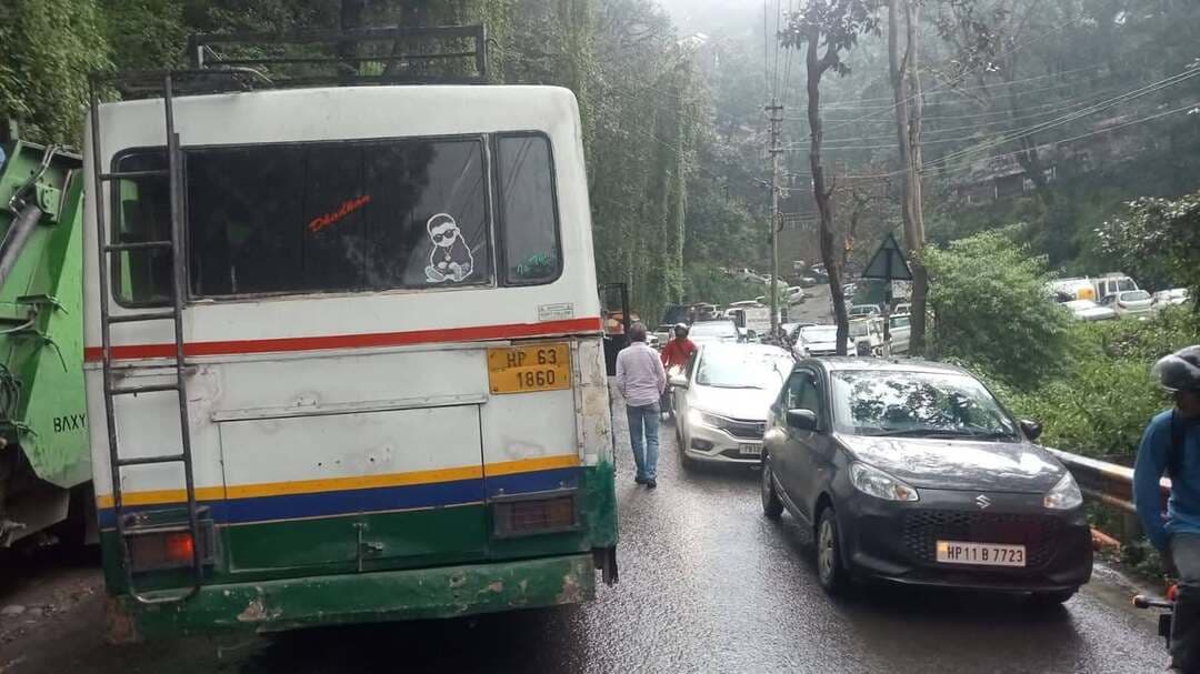 ट्रैफिक अपडेट: ओल्ड बैरियर के पास एक प्राइवेट बस तकनीकी खराबी के कारण सड़क पर रुक गई है, जिसके चलते उक्त मार्ग पर यातायात वन-वे संचालित किया जा रहा है। ट्रैफिक पुलिस शिमला मौके पर तैनात है तथा यातायात को नियंत्रित करते हुए सुचारु रूप से संचालित किया जा रहा है।
बस को सड़क से हटाने की प्रक्रिया की जा रही है। वाहन चालकों से अनुरोध है कि मौके पर तैनात पुलिस कर्मियों के निर्देशों का पालन करें और अनावश्यक रूप से वाहन खड़ा न करें।
जारीकर्ता
ट्रैफिक पुलिस शिमला