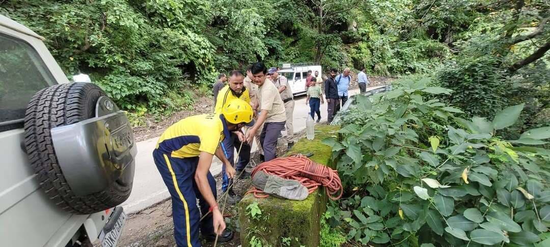 🚨 अल्मोड़ा: गहरी खाई में मिला ग्राम गज़ार के डंपर चालक जसवंत सिंह का शव
अल्मोड़ा के भतरोजखान क्षेत्र में कुमेरिया डेन रिजॉर्ट के पास एक डंपर दुर्घटनाग्रस्त हो गया। हादसे के बाद चालक के लापता होने की सूचना पर SDRF की टीम ने मौके पर पहुंचकर सर्च ऑपरेशन चलाया।
SDRF भिक्यासैंण की टीम ने तलाश के दौरान दुर्घटनाग्रस्त डंपर के चालक का शव गहरी खाई में बरामद किया। टीम ने रोप की मदद से दुर्गम खाई से शव को सुरक्षित बाहर निकाला और आवश्यक कार्रवाई के लिए जिला पुलिस के सुपुर्द कर दिया
प्रारंभिक जानकारी के अनुसार, दुर्घटना के समय डंपर में केवल चालक ही सवार था। हादसे में चालक की मृत्यु हो गई।
मृतक की पहचान जसवंत सिंह (36), पुत्र गोपाल सिंह, निवासी ग्राम गजार, तहसील चौखुटिया, जिला अल्मोड़ा के रूप में हुई है।
#Almora #SDRF #Uttarakhand #RoadAccident #RescueOperation #newsmafiya