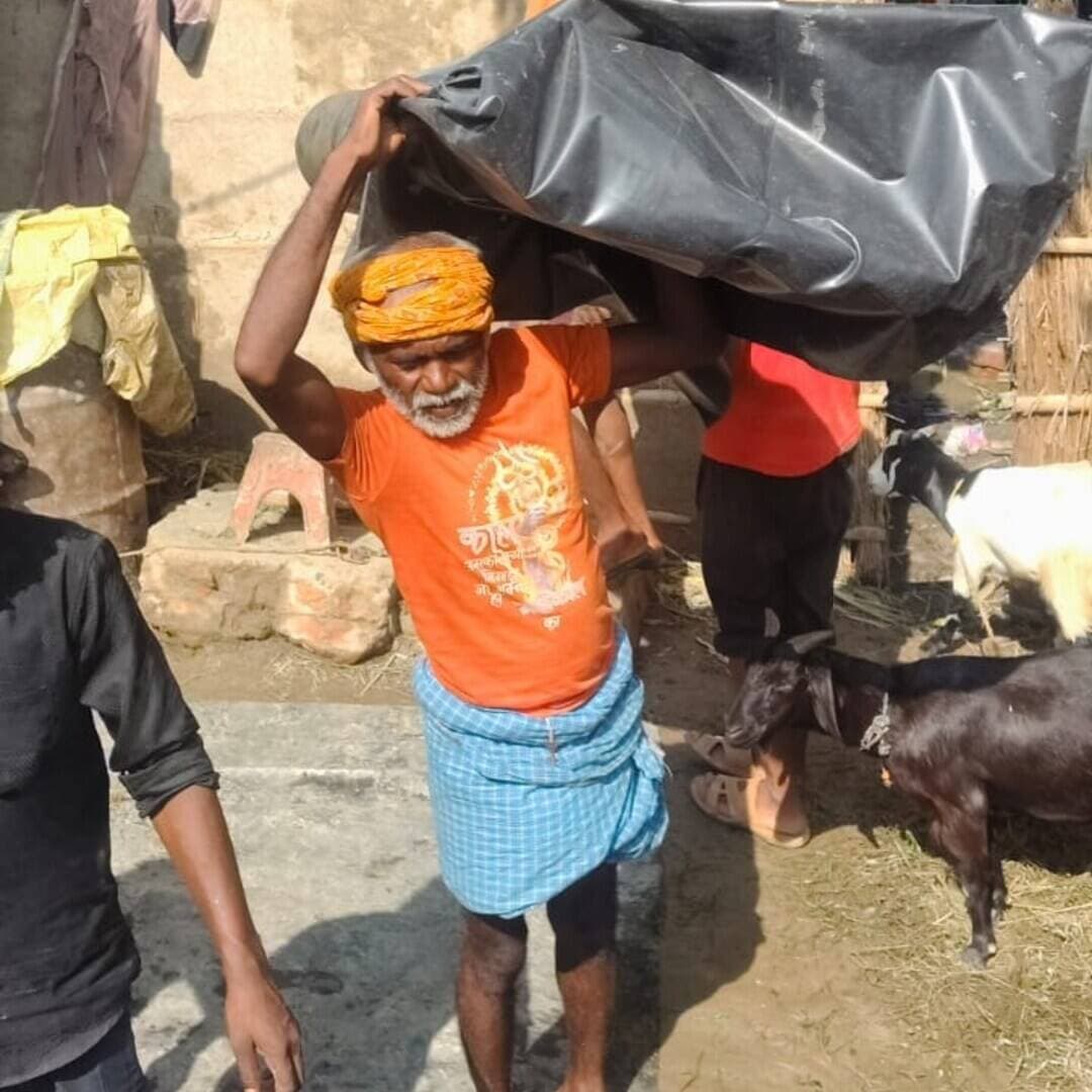 समाहरणालय पूर्णिया,
जनसंपर्क कार्यालय,
प्रेस विज्ञप्ति:-1359,
दिनांक:-13/09/2026,
==================
पूर्णिया में बाढ़ एवं जलजमाव क्षेत्रों में राहत कार्य युद्ध स्तर पर जारी:
पशुओं की स्वास्थ्य जांच एवं पशुचारा और सुलभ कराई जा रही है आवश्यक दवाइयां:-
जिलाधिकारी श्री अंशुल कुमार (भा.प्र.से.) के दिशा-निर्देशों और सतत् ममार्गदर्शन में पूर्णिया जिला प्रशासन द्वारा जिले के बाढ़ एवं जलजमाव से प्रभावित क्षेत्रों में राहत और बचाव अभियान युद्ध स्तर पर चलाया जा रहा है।
प्रभावित पशुपालकों एवं नागरिकों को त्वरित सहायता पहुंचाने के लिए पूरा प्रशासनिक अमला पूरी मुस्तैदी के साथ क्षेत्र में डटा हुआ है।
इसी कड़ी में रविवार को रूपौली प्रखंड के बाढ़ प्रभावित एवं जलजमाव के बिन्द टोली और
विभिन्न क्षेत्रों में प्लास्टिक शीट का वितरण किया गया ।
जिला प्रशासन का स्पष्ट संकल्प है कि आपदा की इस कठिन स्थिति में हर प्रभावित परिवार और पशुपालकों तक समय पर राहत एवं सहायता तथा सामग्री पहुंचाना सुनिश्चित किया जाए।