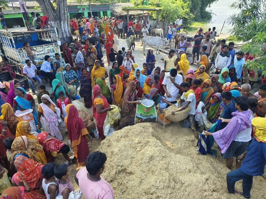 समाहरणालय पूर्णिया,
जनसंपर्क कार्यालय,
प्रेस विज्ञप्ति:-1358,
दिनांक:-13/09/2026,
==================
पूर्णिया में बाढ़ एवं जलजमाव क्षेत्रों में राहत कार्य युद्ध स्तर पर जारी:
पशुओं की स्वास्थ्य जांच एवं पशुचारा और सुलभ कराई जा रही है आवश्यक दवाइयां:-
जिलाधिकारी श्री अंशुल कुमार (भा.प्र.से.) के दिशा-निर्देशों और सतत् ममार्गदर्शन में पूर्णिया जिला प्रशासन द्वारा जिले के बाढ़ एवं जलजमाव से प्रभावित क्षेत्रों में राहत और बचाव अभियान युद्ध स्तर पर चलाया जा रहा है।
प्रभावित पशुपालकों एवं नागरिकों को त्वरित सहायता पहुंचाने के लिए पूरा प्रशासनिक अमला पूरी मुस्तैदी के साथ क्षेत्र में डटा हुआ है।
इसी कड़ी में रविवार को रूपौली प्रखंड के जलजमाव
के विभिन्न क्षेत्रों में पशु चिकित्सकों द्वारा पशुओं के स्वास्थ्य की जांच एवं बीमार पशुओं को आवश्यक दवाइयां और चारा सुलभ कराई जा रही है।
मानव राहत के साथ-साथ पशुधन की सुरक्षा के लिए भी जिला प्रशासन विशेष ध्यान दे रहा है। रविवार को पशु चिकित्सकों की समर्पित टीम ने विभिन्न पशुपालकों के घर-घर (डोर-टू-डोर) पहुंचकर मवेशियों के स्वास्थ्य की जांच की। टीम द्वारा बीमार पशुओं के लिए आवश्यक दवाएं और स्वास्थ्य परामर्श तुरंत उपलब्ध कराया गया और पशुपालकों को मवेशियों के लिए चारा उपलब्ध कराया जा रहा है।
जिला प्रशासन का स्पष्ट संकल्प है कि आपदा की इस कठिन स्थिति में हर प्रभावित परिवार और पशुपालकों तक समय पर राहत एवं सहायता एवं सामग्री पहुंचाना सुनिश्चित किया जाए।
