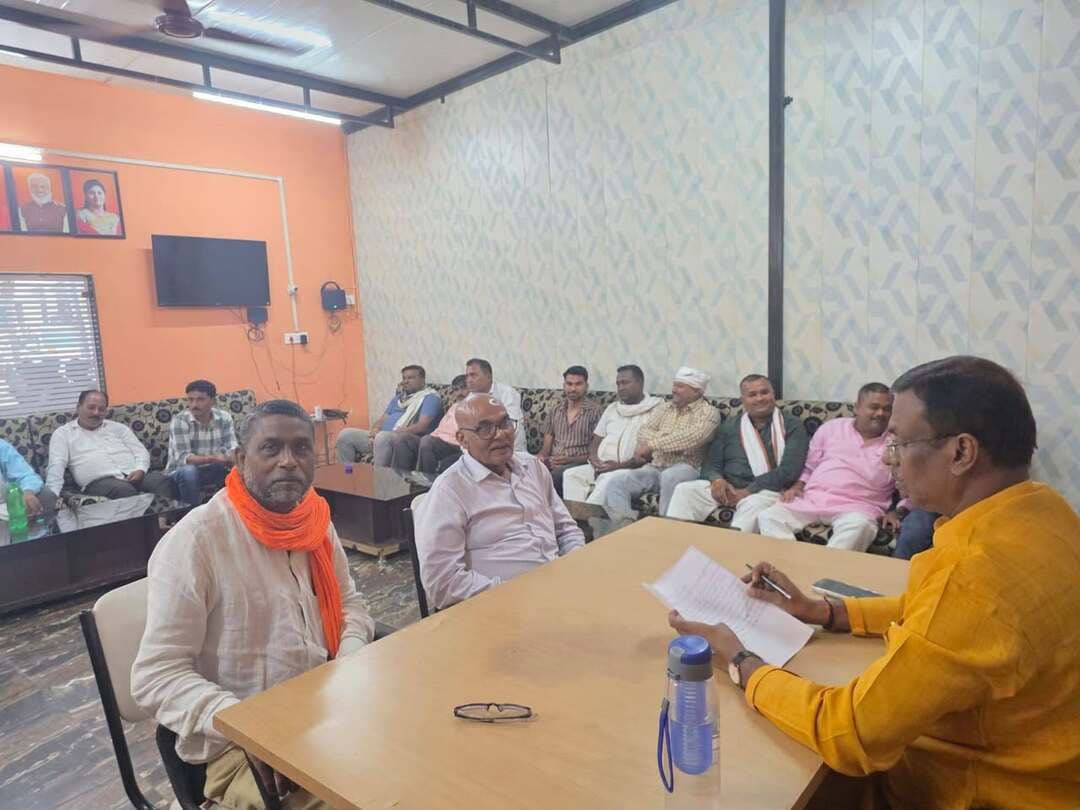 आरटीओ कार्रवाई के डर से ईंट भट्ठा उद्योग पर संकट, 200 भट्ठा मालिकों ने विधायक को सौंपा ज्ञापन
ट्रैक्टरों से ईंट ढुलाई प्रभावित होने का दावा, हजारों मजदूर परिवारों की आजीविका पर मंडराया संकट
भट्ठा संचालकों ने समाधान की मांग की, प्रशासनिक पक्ष का इंतजार
✒️ रिपोर्ट: सहयोगी सुनील व प्रमोद यादव के साथ राजेश सोनकर प्रयागराज
घूरपुर/प्रयागराज। यमुनापार क्षेत्र में ईंट भट्ठा उद्योग से जुड़े कारोबारियों ने ट्रैक्टरों की आवाजाही और कथित आरटीओ कार्रवाई को लेकर आर्थिक संकट की आशंका जताई है। यमुनापार ईंट निर्माता समिति, घूरपुर के प्रतिनिधिमंडल ने करछना विधानसभा के विधायक पीयूष रंजन निषाद को ज्ञापन सौंपकर मामले में हस्तक्षेप की मांग की है।
समिति के अध्यक्ष धर्म प्रकाश केसरी एवं घूरपुर इकाई के अध्यक्ष रामचन्द्र पटेल के नेतृत्व में दिए गए ज्ञापन में कहा गया है कि करछना विधानसभा क्षेत्र में लगभग 200 ईंट भट्ठे संचालित हैं। इनके माध्यम से बड़ी संख्या में स्थानीय मजदूर परिवारों को रोजगार मिलता है और उनकी आजीविका इसी उद्योग पर निर्भर है।
भट्ठा संचालकों का कहना है कि ग्रामीण क्षेत्रों में ईंटों की ढुलाई मुख्य रूप से ट्रैक्टरों के माध्यम से होती है, लेकिन आरटीओ की कार्रवाई के डर से कई किसान ट्रैक्टर लेकर भट्ठों तक नहीं पहुंच रहे हैं। उनका दावा है कि इससे ईंटों की बिक्री प्रभावित हो रही है और कारोबार में नकदी का संकट उत्पन्न हो गया है। साथ ही मजदूरों को अग्रिम भुगतान और अन्य संचालन संबंधी खर्च पूरे करना भी मुश्किल हो रहा है।
ज्ञापन में यह भी कहा गया है कि यदि स्थिति लंबे समय तक बनी रही तो ईंट भट्ठा उद्योग के साथ-साथ हजारों मजदूर परिवारों की रोजी-रोटी भी प्रभावित हो सकती है। समिति ने विधायक से मांग की है कि संबंधित विभाग से वार्ता कर नियमों के अनुरूप ऐसा समाधान निकाला जाए जिससे वैध परिवहन प्रभावित न हो और किसानों व भट्ठा संचालकों को अनावश्यक परेशानी का सामना न करना पड़े।
समाचार लिखे जाने तक आरटीओ विभाग की ओर से इस संबंध में कोई आधिकारिक प्रतिक्रिया सामने नहीं आई है। यह भी स्पष्ट नहीं है कि किन परिस्थितियों में वाहनों पर कार्रवाई की जा रही है। मामले की वास्तविक स्थिति संबंधित विभाग के आधिकारिक पक्ष और प्रशासनिक निर्णय के बाद ही स्पष्ट हो सकेगी।
यह मामला केवल ईंट भट्ठा उद्योग का नहीं, बल्कि ग्रामीण अर्थव्यवस्था, रोजगार और परिवहन व्यवस्था से भी जुड़ा है। आवश्यक है कि नियमों का पालन सुनिश्चित करते हुए वैध व्यापार और आजीविका प्रभावित न हो। सभी पक्षों के बीच संवाद और प्रशासनिक स्तर पर संतुलित समाधान से ही स्थिति सामान्य हो सकती है।
🟥 ND NEWS | दैनिक निष्पक्ष धारा की अपील
व्यापारियों, किसानों और वाहन स्वामियों से अपील है कि सभी परिवहन कार्य मोटर वाहन अधिनियम एवं संबंधित नियमों के अनुरूप करें। प्रशासन और परिवहन विभाग से अपेक्षा है कि नियमों का निष्पक्ष पालन कराते हुए वैध कारोबार करने वालों की समस्याओं का समयबद्ध समाधान सुनिश्चित करें। संवाद और पारदर्शिता से ही उद्योग, रोजगार और कानून—तीनों के बीच संतुलन बनाया जा सकता है।
👇👇
#NDNews #दैनिक_निष्पक्ष_धारा #Prayagraj #Ghoorpur #Karchana #BrickKiln #RTO #Transport #Farmers #Employment #UttarPradesh #PublicInterest #RoadTransport
👇👇👇👇
@dgpup
@UPGovt
@RSSorg
@Uppolice
@wpl1090
@RSSgeet
@MIB_India
@PMOIndia
@HMOIndia
@VHPDigital
@CMOUP_RC
@myogioffice
@InfoDeptUP
@CMOfficeUP
@UPPRD1948
@ChiefSecyUP
@MahantYogiG
@ChiefSecyUP
@BajrangDalOrg
@myogiadityanath
@112UttarPradesh
@UPPViralCheck
@UpPolicemitra
@prayagraj_pol
@ADGZonPrayagraj
@DM_PRAYAGRAJ
@CommissionerPrg
@NigamPrayagraj
@Prayagraj_TP
@PROdefprayagraj
👇👇
🟥 ND NEWS | दैनिक निष्पक्ष धारा
मुख्य संपादक / संस्थापक: राजन सिंह हाड़ा
सह-संपादक: शालिनी सिंह भदौरिया
✒️ रिपोर्ट: सहयोगी सुनील व प्रमोद यादव के साथ राजेश सोनकर प्रयागराज
📍 कार्यालय-3: U158, हीरा स्वीट्स के पास, विकास मार्ग, लक्ष्मी नगर, पूर्वी दिल्ली, पिन कोड – 110092 (NCR)
📍 कार्यालय-2: विधानसभा रोड, बर्लिंगटन चौराहा, लखनऊ – 226001 (UP)
📍 कार्यालय-1: 1/1 अटल बिहारी चौराहा, नियर बर्मा चौराहा, फतेहपुर – 212601 (UP)
📅 दिनांक: 13 सितम्बर 2026
📆 दिन: रविवार
📧 Email: ndnewschannel@gmail.com
📞 मोबाइल: 9696119696
नोट: यह समाचार ईंट भट्ठा संचालकों द्वारा दिए गए ज्ञापन और उपलब्ध प्रारंभिक जानकारी पर आधारित है। आरटीओ विभाग का आधिकारिक पक्ष प्राप्त होने पर उसे भी समान प्रमुखता से प्रकाशित किया जाएगा।