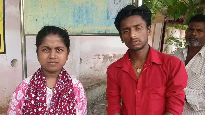 चलती सीमांचल एक्सप्रेस से मासूम की दर्दनाक मौत, मोबाइल में व्यस्तता और सफर की लापरवाही पर फिर उठे सवाल
मिडिल बर्थ पर मां के साथ सो रहा था मासूम, खिड़की से गिरने के बाद रसूलाबाद के पास मिला शव
रेलवे यात्रा में बच्चों की सुरक्षा बनी सबसे बड़ी चुनौती, जीआरपी ने शुरू की विधिक कार्रवाई
उत्तरप्रदेश । फतेहपुर जनपद के रसूलाबाद रेलवे स्टेशन के समीप सीमांचल एक्सप्रेस से गिरकर एक मासूम बच्चे की दर्दनाक मौत का मामला सामने आया है। प्रारंभिक जानकारी के अनुसार, बेगूसराय निवासी एक परिवार दिल्ली की ओर यात्रा कर रहा था। इसी दौरान मिडिल बर्थ पर अपनी मां के साथ सो रहा मासूम कनिष्क कथित रूप से खिड़की से नीचे गिर गया। बाद में उसका शव रेलवे ट्रैक के किनारे बरामद हुआ। घटना के बाद परिवार में कोहराम मच गया।
जानकारी के अनुसार, बेगूसराय निवासी मोहन अपने परिवार के साथ सीमांचल एक्सप्रेस से दिल्ली जा रहे थे। यात्रा के दौरान मासूम अपनी मां के साथ मिडिल बर्थ पर था। प्रारंभिक जानकारी के अनुसार, किसी समय वह बर्थ से खिसककर ट्रेन की खिड़की की ओर पहुंच गया और चलती ट्रेन से नीचे गिर गया। घटना की जानकारी काफी देर बाद परिजनों को हुई।
सूचना मिलने पर जीआरपी और रेलवे पुलिस मौके पर पहुंची। रसूलाबाद रेलवे स्टेशन के समीप रेलवे लाइन के किनारे मासूम का शव बरामद किया गया। पुलिस ने शव को कब्जे में लेकर पोस्टमार्टम के लिए भेज दिया है और घटना के सभी पहलुओं की जांच की जा रही है।
यह स्पष्ट करना आवश्यक है कि मासूम के ट्रेन से गिरने की परिस्थितियों का अंतिम निष्कर्ष पुलिस जांच और उपलब्ध साक्ष्यों के आधार पर ही सामने आएगा। फिलहाल घटना के कारणों की आधिकारिक जांच जारी है।
यह हादसा एक बार फिर रेल यात्रा के दौरान बच्चों की सुरक्षा को लेकर गंभीर सवाल खड़े करता है। आज के समय में लंबी यात्राओं के दौरान कई यात्री मोबाइल फोन में इतने व्यस्त हो जाते हैं कि बच्चों की गतिविधियों पर लगातार निगरानी नहीं रख पाते। हालांकि, इस घटना में मोबाइल के उपयोग और हादसे के बीच कोई आधिकारिक संबंध स्थापित नहीं हुआ है, इसलिए इसे कारण के रूप में नहीं माना जा सकता। फिर भी विशेषज्ञ लगातार सलाह देते हैं कि यात्रा के दौरान छोटे बच्चों को कभी भी बिना निगरानी के न छोड़ा जाए।
एक पल की असावधानी कई बार पूरे परिवार की जिंदगी बदल देती है। रेल यात्रा के दौरान बच्चों की सुरक्षा सर्वोच्च प्राथमिकता होनी चाहिए। इस मामले में वास्तविक परिस्थितियां पुलिस जांच के बाद ही स्पष्ट होंगी, लेकिन यह घटना हर अभिभावक के लिए सतर्क रहने का संदेश जरूर देती है।
🟥 ND NEWS | दैनिक निष्पक्ष धारा की अपील
रेल यात्रा के दौरान छोटे बच्चों को कभी भी अकेला न छोड़ें। खिड़कियों, दरवाजों और बर्थ के किनारों पर विशेष सतर्कता बरतें। मोबाइल फोन का उपयोग आवश्यक होने पर ही करें और यात्रा के दौरान बच्चों पर लगातार नजर बनाए रखें। रेलवे प्रशासन से भी अनुरोध है कि यात्रियों को समय-समय पर सुरक्षा संबंधी घोषणाओं के माध्यम से जागरूक किया जाए तथा कोचों में सुरक्षा मानकों का नियमित निरीक्षण सुनिश्चित किया जाए।
👇👇
#NDNews #दैनिक_निष्पक्ष_धारा #Fatehpur #Rasulabad #SeemanchalExpress #RailwaySafety #GRP #ChildSafety #IndianRailways #TravelSafety #UPNews #रेलएक्सीडेंट
👇👇
@dgpup
@RSSorg
@UPGovt
@wpl1090
@RSSgeet
@Uppolice
@MIB_India
@PMOIndia
@HMOIndia
@abmanglik
@VHPDigital
@igrangealld
@myogioffice
@InfoDeptUP
@dmfatehpur
@sdmsadarftp
@CMOfficeUP
@CMOUP_RC
@UPPRD1948
@ChiefSecyUP
@ChiefSecyUP
@MahantYogiG
@FatehpurSdm
@fatehpurpolice
@BajrangDalOrg
@rashtrapatibhvn
@UPMahilaKalyan
@112UttarPradesh
@myogiadityanath
@CommissionerPrg
@ADGZonPrayagraj
@RailMinIndia
@RailwaySeva
@RPF_INDIA
@GmNCRly
👇👇👇
🟥 ND NEWS | दैनिक निष्पक्ष धारा
मुख्य संपादक / संस्थापक: राजन सिंह हाड़ा
सह-संपादक: शालिनी सिंह भदौरिया
✒️ रिपोर्ट: सहयोगी शिवा गुप्ता के साथ जिला ब्यूरो अजय श्रीवास्तव
📍 कार्यालय-3: U158, हीरा स्वीट्स के पास, विकास मार्ग, लक्ष्मी नगर, पूर्वी दिल्ली, पिन कोड – 110092 (NCR)
📍 कार्यालय-2: विधानसभा रोड, बर्लिंगटन चौराहा, लखनऊ – 226001 (UP)
📍 कार्यालय-1: 1/1 अटल बिहारी चौराहा, नियर बर्मा चौराहा, फतेहपुर – 212601 (UP)
📅 दिनांक: 13 सितम्बर 2026
📆 दिन: रविवार
📧 Email: ndnewschannel@gmail.com
📞 मोबाइल: 9696119696
नोट: यह समाचार उपलब्ध प्रारंभिक जानकारी पर आधारित है। घटना के कारणों और परिस्थितियों का अंतिम निर्धारण जीआरपी की जांच, उपलब्ध साक्ष्यों और विधिक प्रक्रिया पूरी होने के बाद ही होगा।