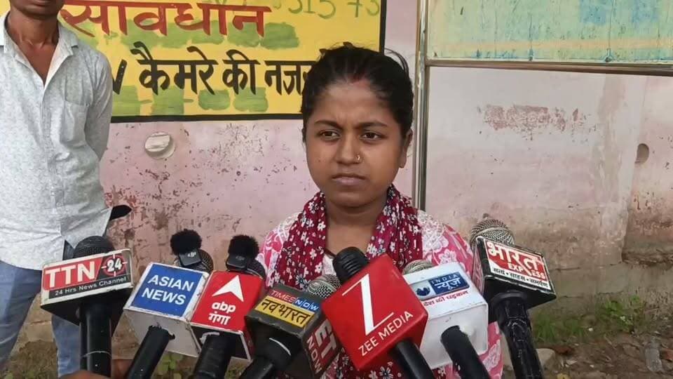 चलती सीमांचल एक्सप्रेस से मासूम की दर्दनाक मौत, मोबाइल में व्यस्तता और सफर की लापरवाही पर फिर उठे सवाल
मिडिल बर्थ पर मां के साथ सो रहा था मासूम, खिड़की से गिरने के बाद रसूलाबाद के पास मिला शव
रेलवे यात्रा में बच्चों की सुरक्षा बनी सबसे बड़ी चुनौती, जीआरपी ने शुरू की विधिक कार्रवाई
उत्तरप्रदेश । फतेहपुर जनपद के रसूलाबाद रेलवे स्टेशन के समीप सीमांचल एक्सप्रेस से गिरकर एक मासूम बच्चे की दर्दनाक मौत का मामला सामने आया है। प्रारंभिक जानकारी के अनुसार, बेगूसराय निवासी एक परिवार दिल्ली की ओर यात्रा कर रहा था। इसी दौरान मिडिल बर्थ पर अपनी मां के साथ सो रहा मासूम कनिष्क कथित रूप से खिड़की से नीचे गिर गया। बाद में उसका शव रेलवे ट्रैक के किनारे बरामद हुआ। घटना के बाद परिवार में कोहराम मच गया।
जानकारी के अनुसार, बेगूसराय निवासी मोहन अपने परिवार के साथ सीमांचल एक्सप्रेस से दिल्ली जा रहे थे। यात्रा के दौरान मासूम अपनी मां के साथ मिडिल बर्थ पर था। प्रारंभिक जानकारी के अनुसार, किसी समय वह बर्थ से खिसककर ट्रेन की खिड़की की ओर पहुंच गया और चलती ट्रेन से नीचे गिर गया। घटना की जानकारी काफी देर बाद परिजनों को हुई।
सूचना मिलने पर जीआरपी और रेलवे पुलिस मौके पर पहुंची। रसूलाबाद रेलवे स्टेशन के समीप रेलवे लाइन के किनारे मासूम का शव बरामद किया गया। पुलिस ने शव को कब्जे में लेकर पोस्टमार्टम के लिए भेज दिया है और घटना के सभी पहलुओं की जांच की जा रही है।
यह स्पष्ट करना आवश्यक है कि मासूम के ट्रेन से गिरने की परिस्थितियों का अंतिम निष्कर्ष पुलिस जांच और उपलब्ध साक्ष्यों के आधार पर ही सामने आएगा। फिलहाल घटना के कारणों की आधिकारिक जांच जारी है।
यह हादसा एक बार फिर रेल यात्रा के दौरान बच्चों की सुरक्षा को लेकर गंभीर सवाल खड़े करता है। आज के समय में लंबी यात्राओं के दौरान कई यात्री मोबाइल फोन में इतने व्यस्त हो जाते हैं कि बच्चों की गतिविधियों पर लगातार निगरानी नहीं रख पाते। हालांकि, इस घटना में मोबाइल के उपयोग और हादसे के बीच कोई आधिकारिक संबंध स्थापित नहीं हुआ है, इसलिए इसे कारण के रूप में नहीं माना जा सकता। फिर भी विशेषज्ञ लगातार सलाह देते हैं कि यात्रा के दौरान छोटे बच्चों को कभी भी बिना निगरानी के न छोड़ा जाए।
एक पल की असावधानी कई बार पूरे परिवार की जिंदगी बदल देती है। रेल यात्रा के दौरान बच्चों की सुरक्षा सर्वोच्च प्राथमिकता होनी चाहिए। इस मामले में वास्तविक परिस्थितियां पुलिस जांच के बाद ही स्पष्ट होंगी, लेकिन यह घटना हर अभिभावक के लिए सतर्क रहने का संदेश जरूर देती है।
🟥 ND NEWS | दैनिक निष्पक्ष धारा की अपील
रेल यात्रा के दौरान छोटे बच्चों को कभी भी अकेला न छोड़ें। खिड़कियों, दरवाजों और बर्थ के किनारों पर विशेष सतर्कता बरतें। मोबाइल फोन का उपयोग आवश्यक होने पर ही करें और यात्रा के दौरान बच्चों पर लगातार नजर बनाए रखें। रेलवे प्रशासन से भी अनुरोध है कि यात्रियों को समय-समय पर सुरक्षा संबंधी घोषणाओं के माध्यम से जागरूक किया जाए तथा कोचों में सुरक्षा मानकों का नियमित निरीक्षण सुनिश्चित किया जाए।
👇👇
#NDNews #दैनिक_निष्पक्ष_धारा #Fatehpur #Rasulabad #SeemanchalExpress #RailwaySafety #GRP #ChildSafety #IndianRailways #TravelSafety #UPNews #रेलएक्सीडेंट
👇👇
@dgpup
@RSSorg
@UPGovt
@wpl1090
@RSSgeet
@Uppolice
@MIB_India
@PMOIndia
@HMOIndia
@abmanglik
@VHPDigital
@igrangealld
@myogioffice
@InfoDeptUP
@dmfatehpur
@sdmsadarftp
@CMOfficeUP
@CMOUP_RC
@UPPRD1948
@ChiefSecyUP
@ChiefSecyUP
@MahantYogiG
@FatehpurSdm
@fatehpurpolice
@BajrangDalOrg
@rashtrapatibhvn
@UPMahilaKalyan
@112UttarPradesh
@myogiadityanath
@CommissionerPrg
@ADGZonPrayagraj
@RailMinIndia
@RailwaySeva
@RPF_INDIA
@GmNCRly
👇👇👇
🟥 ND NEWS | दैनिक निष्पक्ष धारा
मुख्य संपादक / संस्थापक: राजन सिंह हाड़ा
सह-संपादक: शालिनी सिंह भदौरिया
✒️ रिपोर्ट: सहयोगी शिवा गुप्ता के साथ जिला ब्यूरो अजय श्रीवास्तव
📍 कार्यालय-3: U158, हीरा स्वीट्स के पास, विकास मार्ग, लक्ष्मी नगर, पूर्वी दिल्ली, पिन कोड – 110092 (NCR)
📍 कार्यालय-2: विधानसभा रोड, बर्लिंगटन चौराहा, लखनऊ – 226001 (UP)
📍 कार्यालय-1: 1/1 अटल बिहारी चौराहा, नियर बर्मा चौराहा, फतेहपुर – 212601 (UP)
📅 दिनांक: 13 सितम्बर 2026
📆 दिन: रविवार
📧 Email: ndnewschannel@gmail.com
📞 मोबाइल: 9696119696
नोट: यह समाचार उपलब्ध प्रारंभिक जानकारी पर आधारित है। घटना के कारणों और परिस्थितियों का अंतिम निर्धारण जीआरपी की जांच, उपलब्ध साक्ष्यों और विधिक प्रक्रिया पूरी होने के बाद ही होगा।