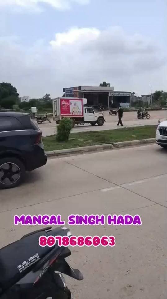 ब्रेकिंग न्यूज़ | बूंदी
होटल में डॉक्टर के साथ लड़की मिलने पर पत्नी का हंगामा!
बूंदी के रामगंजबालाजी स्थित नेशनल हाईवे-52 के होटल का मामला
होटल में डॉक्टर के साथ लड़की मिलने की सूचना पर पहुंची पत्नी ने जमकर हंगामा किया।
पत्नी ने लड़की को होटल से बाहर खींचा और कार में बैठाकर अपने साथ ले गई।
पत्नी का आरोप—पति के साथ लड़की को पहले भी कई बार देखा जा चुका है।
घटना की सूचना पुलिस कंट्रोल रूम को दी गई।
बताया जा रहा है कि डॉक्टर और लड़की कोटा के केशवपुरा इलाके के रहने वाले हैं।
सदर थाना पुलिस के अनुसार अभी तक मामले में कोई औपचारिक शिकायत नहीं मिली है। पुलिस अपने स्तर पर पूरे मामले की पड़ताल में जुटी है।
जनलिस्ट मंगल सिंह हाडा