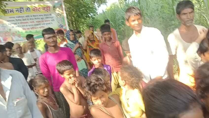 #LakhimpurKheri विकास न होने पर भड़के ग्रामीण, विनोद धौरहरा गरीबों का हत्यारा के लगाए नारे
लखीमपुर। धौरहरा विधानसभा के गांव खटकी सिसैया खुर्द में कीचड़ और जलभराव की समस्या से परेशान होकर रविवार को ग्रामीणों ने प्रदर्शन किया। प्रदर्शन के दौरान ग्रामीणों ने बैनर लगाया कि काम नहीं तो वोट नहीं। ग्रामीण विधायक धौरहरा विनोद शंकर अवस्थी पर भी भड़के। ग्रामीणों ने नारा लगाया कि विनोद धौरहरा गरीबों का हत्यारा। साथ ही अपने गांव के प्रधान को भी लपेटा।
#LakhimpurKheri #Lakhimpur #Dhaurahra #DhaurahraNews #KhutkiSisaiaKhurd #UPNews #UttarPradesh #ग्रामीणप्रदर्शन #जलभराव #कीचड़ #विकासनहींतोवोटनहीं #ग्रामीणोंकाप्रदर्शन #स्थानीयसमाचार #BreakingNews #News18Hindi #Local18 #AtishTrivedi