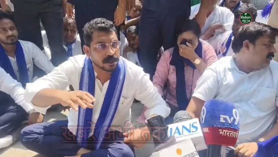 बाराबंकी में सांसद चंद्रशेखर आजाद को पुलिस ने रोका, गोंडा जाने से पहले हंगामा
#खबरेंअभीतक #KhabareAbhiTak #ChandrashekharAzad #AzadSamajParty #BhimArmy #Barabanki #GondaHatyakand