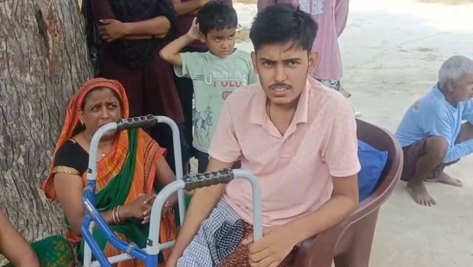 कटिहारी बुजुर्ग मऊ: ट्रैक्टर हादसे के बाद दर्ज मुकदमे को लेकर आरोपी के घर धरने पर बैठा पीड़ित परिवार।
पीड़ित के बेटे के पैर में फ्रैक्चर के बाद ट्रैक्टर मालिक पर केस, बाद में पीड़ित परिवार पर भी मारपीट का मुकदमा दर्ज।
दोनों पक्षों के मुकदमों के बीच आरोपी के घर धरने पर बैठा पीड़ित परिवार, पुलिस कर रही जांच ।