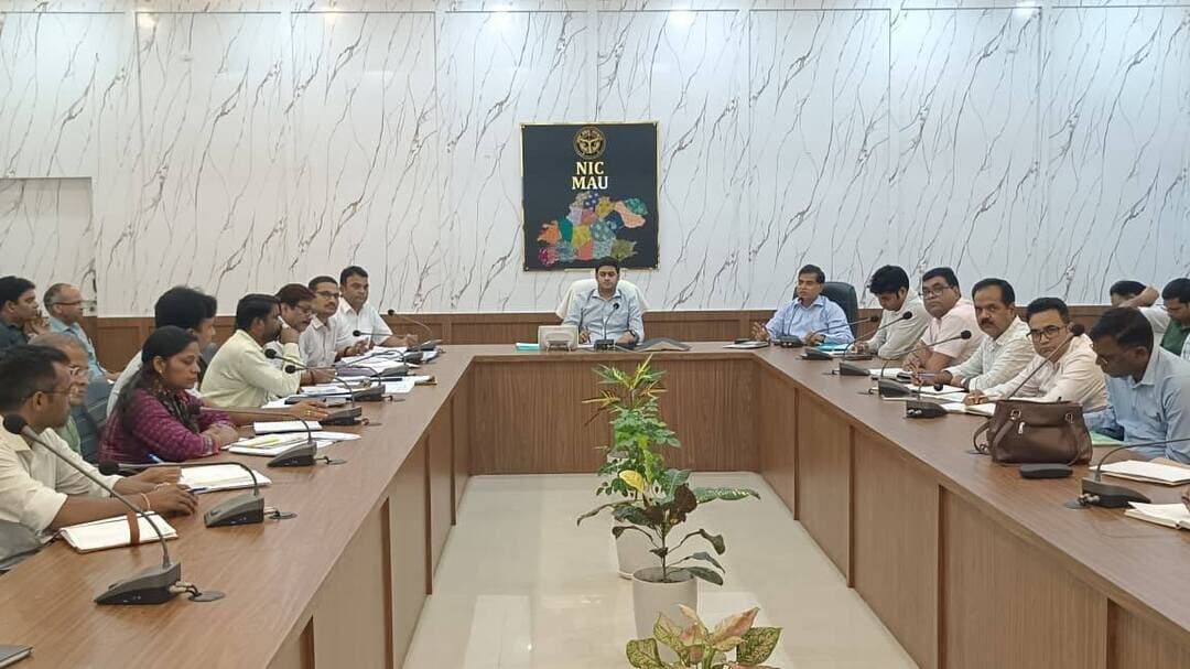सेवा संकल्प अभियान को लेकर डीएम ने अधिकारियों को दिए जरूरी निर्देश, 17 सितंबर से 17 अक्टूबर तक होंगे विभिन्न कार्यक्रम
मऊ में सेवा संकल्प अभियान को लेकर जिलाधिकारी आनंद वर्द्धन की अध्यक्षता में अधिकारियों के साथ बैठक हुई। डीएम ने अभियान के तहत होने वाले विभिन्न कार्यक्रमों की तैयारियों की समीक्षा करते हुए समयबद्ध कार्ययोजना बनाने के निर्देश दिए। 17 सितंबर से 17 अक्टूबर तक चलने वाले अभियान में 12 थीम पर कार्यक्रम आयोजित होंगे। इनमें स्वच्छता अभियान, श्रमदान, जनजागरूकता, प्रतियोगिताएं, स्वास्थ्य कार्यक्रम और सरकारी योजनाओं से पात्र लोगों को लाभ दिलाने के लिए शिविर शामिल हैं। जिलाधिकारी ने अभियान में लापरवाही न बरतने और व्यापक जनभागीदारी सुनिश्चित करने के निर्देश दिए।