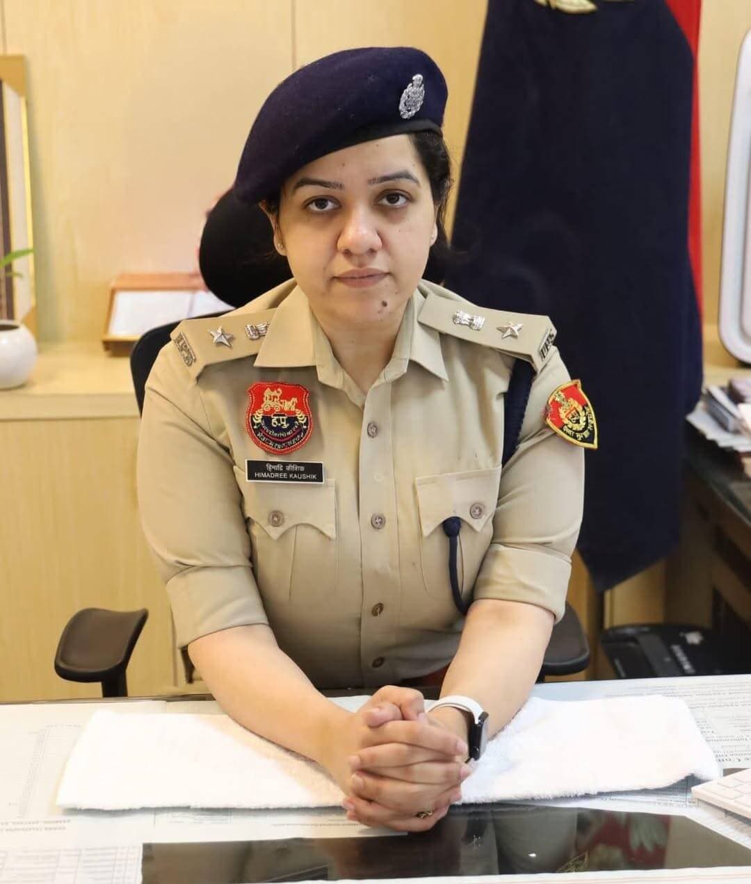 एक सप्ताह में फरीदाबाद पुलिस ने 56 साइबर ठगों को किया गिरफ्तार, ₹70,05,591 लाख बरामद; ₹5,50,232 की राशि खातों में कराई फ्रीज
साइबर ठगी होने पर तुरंत 1930 पर करें कॉल
फरीदाबाद: साइबर अपराधियों के खिलाफ फरीदाबाद पुलिस की कार्रवाई लगातार जारी है। पुलिस उपायुक्त मुख्यालय हिमाद्री कौशिक के नेतृत्व में फरीदाबाद पुलिस के तीनों साइबर थानों की टीमों ने 05 सितम्बर से 11 सितंबर के बीच एक सप्ताह के दौरान प्रभावी कार्रवाई करते हुए 56 साइबर अपराधियों को गिरफ्तार किया है। इस दौरान आरोपितों से ₹70,05,591 लाख की राशि बरामद की गई है, जबकि साइबर ठगी से संबंधित शिकायतों पर कार्रवाई करते हुए ₹5,50,232 की राशि विभिन्न बैंक खातों में फ्रीज कराई गई है।
पुलिस प्रवक्ता ने बताया कि तीनों साइबर थानों की टीमों ने कुल 16 मामलों में 56 साइबर अपराधियों को गिरफ्तार किया है। इनमें साइबर थाना एनआईटी के 04 मामले, साइबर थाना सेंट्रल के 05 व साइबर थाना बल्लभगढ के 07 मामले शामिल हैं। इसके अतिरिक्त साइबर पुलिस टीमों द्वारा 506 शिकायतों का निस्तारण किया गया है। यह कार्रवाई 05 सितम्बर से 11 सितंबर 2026 के बीच एक सप्ताह के दौरान की गई है।
गिरफ्तार आरोपितों में दिनेश, प्रियांशु, यतेन्द्र, सूरज, अर्जून, चंदन कुमार, विजय कुमार, मनोज कुमार, विशाल कुमार, ओमवीर सिंह, शेरसिंह, राजू, बोरसानिया संकेत हितेशभरी, प्रमोद, अमित, राहुल, राजू, कुलदीप, नोयज रहीम, कुलदीप मीणा, देवेन्द्र कुमार, विशाल कपूर, सुमित, दीपक, सिद्धार्थ, रितिक, भीम सिंह, उमेश, गोलू, अमरजीत, आशीष, लोकेन्द्र, आकाश, दीपक, हर्ष, हेमंत, हिमांशु, शुभम, सुल्तान, अलतमस, आमीर, मोहित, गौतम, सोहेब, शेख दिलशाद, विशाल, शाहूर खान, सोहेल, अमित कुमार, अंकुल, सचिन, विमलेश, सतेन्द्र, कपिल, पियुष व विश्वास का नाम शामिल हैं।
पुलिस उपायुक्त मुख्यालय हिमाद्री कौशिक ने आमजन से साइबर अपराधों के प्रति सतर्क और जागरूक रहने की अपील की है। उन्होंने कहा कि किसी भी अनजान लिंक पर क्लिक न करें। अपनी बैंकिंग अथवा अन्य निजी जानकारी किसी के साथ साझा न करें तथा किसी भी व्यक्ति को ओटीपी न बताएं। बैंक अथवा कोई भी अधिकृत संस्था फोन पर ग्राहकों से उनकी गोपनीय बैंकिंग जानकारी नहीं मांगती।
उन्होंने विशेष रूप से कहा कि डिजिटल अरेस्ट जैसा कोई भी प्रावधान भारतीय कानून में नहीं है। यदि कोई व्यक्ति पुलिस, सीबीआई, ईडी या किसी अन्य एजेंसी का अधिकारी बनकर फोन पर डराने या पैसे की मांग करने का प्रयास करता है तो सतर्क रहें और उसकी बातों में न आएं।
साइबर ठगी का शिकार होने की स्थिति में पीड़ित व्यक्ति को बिना देरी किए तुरंत हेल्पलाइन नंबर 1930 पर कॉल कर शिकायत दर्ज करानी चाहिए। इसके अलावा साइबर अपराध से संबंधित शिकायत राष्ट्रीय साइबर अपराध रिपोर्टिंग पोर्टल www.cybercrime.gov.in पर भी दर्ज कराई जा सकती है।
प्रवक्ता, फरीदाबाद पुलिस