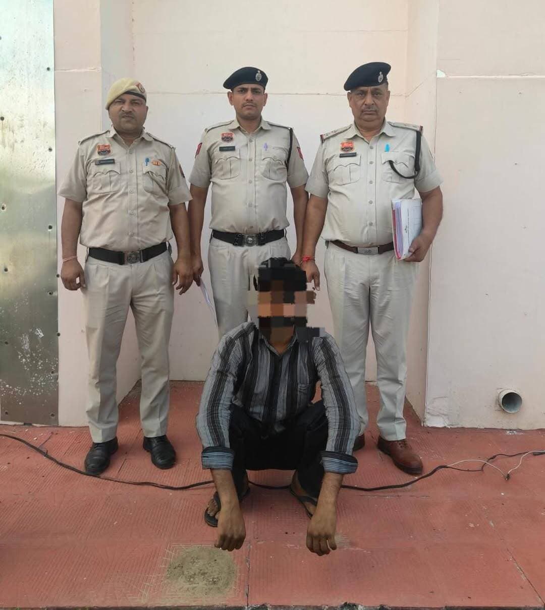 धारूहेड़ा पुलिस को मिली एक और बड़ी सफलता: निसार हत्याकांड में शामिल दुसरा आरोपी दीपांशु गिरफ्तार, 2 दिन के पुलिस रिमांड पर।
पुलिस अधीक्षक रेवाड़ी श्री हेमेंद्र कुमार मीणा, आईपीएस के कुशल नेतृत्व एवं मार्गदर्शन में अपराधियों के खिलाफ चलाए जा रहे विशेष अभियान के तहत थाना धारूहेड़ा पुलिस ने त्वरित कार्रवाई करते हुए बहुचर्चित निसार हत्याकांड में शामिल दूसरे आरोपी को गिरफ्तार करने में सफलता हासिल की है। गिरफ्तार किए गए आरोपी की पहचान दीपांशु निवासी संतोष कॉलोनी धारूहेड़ा के रूप में हुई है। पुलिस इस मामले में एक आरोपी को पहले ही गिरफ्तार कर वारदात में इस्तेमाल गाड़ी को बरामद कर चुकी है।
घटना का विवरण:
जांचकर्ता एसआई अभय पाल ने बताया कि गत 6 सितंबर को थाना धारूहेड़ा पुलिस को सूचना प्राप्त हुई थी कि गांव भटसाना स्थित एक डेयरी फार्म में मिट्टी के नीचे एक शव दबा हुआ है। सूचना पर त्वरित संज्ञान लेते हुए धारूहेड़ा पुलिस टीम तुरंत मौके पर पहुंची। मौके पर मौजूद एक महिला की निशानदेही पर जब मिट्टी हटाई गई तो मानव शरीर का अंग दिखाई दिया।
मामले की संवेदनशीलता को देखते हुए 'सीन ऑफ क्राइम' (Forensic) टीम को तुरंत मौके पर बुलाया गया और ड्यूटी मजिस्ट्रेट की उपस्थिति में गड्ढे की खुदाई करवाई गई, जहां से एक व्यक्ति का शव बरामद हुआ। पुलिस ने मौके से साक्ष्य जुटाते हुए नमक, मिट्टी और कपड़े इत्यादि अपने कब्जे में लिए।
सघन प्रयासों के बाद हुई मृतक की शिनाख्त:
प्रारंभिक चरण में शव की पहचान न हो पाने के कारण पुलिस ने उसे पहचान व पोस्टमार्टम हेतु नागरिक अस्पताल, रेवाड़ी के शव गृह (Mortuary) में रखवा दिया था। पुलिस के निरंतर प्रयासों के बाद मृतक की शिनाख्त निसार (उम्र 28 वर्ष), निवासी गांव दमदमा, जिला खैरथल-तिजारा (राजस्थान) के रूप में हुई।
8 सितंबर को मृतक के पिता जमील ने पुलिस को दिए अपने बयानों में बताया कि निसार 5 सितंबर को मजदूरी के लिए घर से तिजारा गया था, लेकिन वापस नहीं लौटा। पीड़ित पिता की शिकायत के आधार पर पुलिस ने 4 नामजद आरोपियों सहित उनके अन्य साथियों के खिलाफ हत्या और साक्ष्य मिटाने की संबंधित धाराओं के तहत थाना धारूहेड़ा में मामला दर्ज कर जांच शुरू की।
चोरी के संदेह में की गई थी मारपीट:
मामले में कार्रवाई करते हुए पुलिस ने मामले में संलिप्त एक आरोपी योगेश उर्फ गोलू निवासी मोहल्ला सैय्यद कॉलोनी, बास रोड, धारूहेड़ा को पहले ही गिरफ्तार कर लिया था। आरोपी योगेश ने पूछताछ में खुलासा किया था कि 5-6 सितंबर की तड़के (लगभग 4:00 बजे) उन्होंने निसार को चोरी के संदेह में पकड़ा था। संदेह के आधार पर उसने, दीपांशु ने और उसके अन्य साथियों ने लाठी-डंडों व लात-घूसों से निसार के साथ बेरहमी से मारपीट की।
हालत बिगड़ने पर जब वे उसे अस्पताल ले जा रहे थे, तो रास्ते में ही उसकी मृत्यु हो गई। इसके बाद साक्ष्य मिटाने और पहचान छिपाने की नीयत से वे शव को अपनी ब्रेजा गाड़ी में डालकर गांव भटसाना स्थित एक डेयरी फार्म ले गए और गड्ढा खोदकर दबा दिया। जो इस मामले में पुलिस पहले ही आरोपी योगेश के कब्जे से वारदात में प्रयोग की गई ब्रेजा गाड़ी बरामद कर चुकी है।
ताजा कार्रवाई व आगामी जांच:
मामले की कड़ी से कड़ी जोड़ते हुए धारूहेड़ा पुलिस ने शनिवार को कार्रवाई करते मामले में संलिप्त दुसरे आरोपी दीपांशु निवासी संतोष कॉलोनी, धारूहेड़ा को भी धर दबोचा। पुलिस ने आरोपी दीपांशु को माननीय अदालत में पेश करके 2 दिन के पुलिस रिमांड पर लिया है।
रिमांड के दौरान पुलिस आरोपी से वारदात में शामिल अन्य साथियों, प्रयुक्त हथियारों तथा मामले से जुड़े अन्य पहलुओं के संबंध में गहनता से पूछताछ करेगी। पुलिस द्वारा मामले में संलिप्त अन्य आरोपियों को भी जल्द ही गिरफ्तार कर लिया जाएगा।