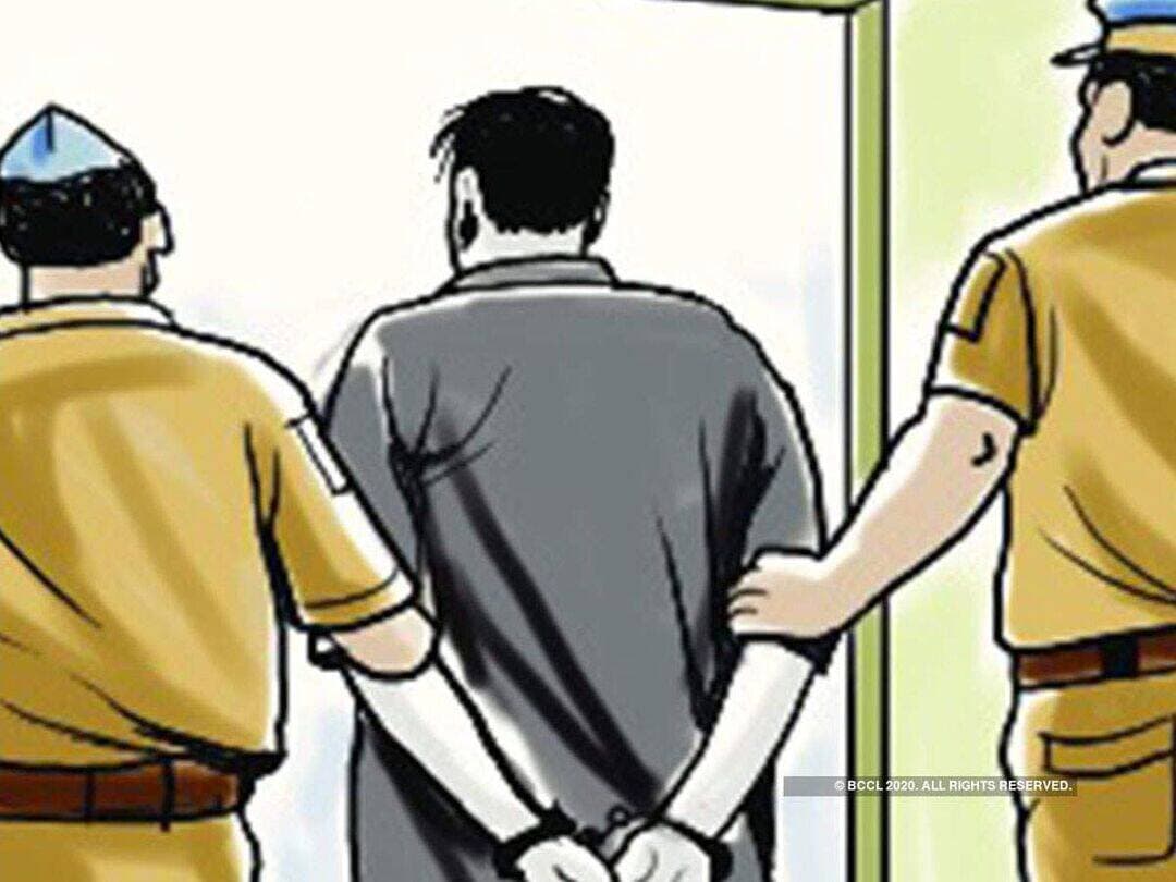 थाना सदर सफीदों पुलिस कि सतर्क करवाई ।
गहने बनाने के नाम पर 6.40 लाख रुपये की धोखाधड़ी करने वाला आरोपी गिरफ्तार ।
पुलिस अधीक्षक जींद श्री कुलदीप सिंह IPS के कुशल मार्गदर्शन एवं उप पुलिस अधीक्षक सफीदों श्री गौरव शर्मा के कुशल नेतृत्व में थाना सदर सफीदों पुलिस ने गहने बनाने के नाम पर 6 लाख 40 हजार रुपये की धोखाधड़ी करने मामले में एक आरोपी को गिरफ्तार करने में सफलता हासिल कि है ।
गिरफ्तार आरोपी की पहचान सतीश वासी गांव मुआना के रूप में हुई है।
थाना सदर सफीदों के प्रभारी पीएसआई चंद्रपाल ने जानकारी देते हुए बताया कि नरेंद्र वासी मुआना ने थाना सदर सफीदों में अपनी शिकायत में बताया कि उसने सोने-चांदी के गहने बनवाने के लिए सतीश वासी मुआना से संपर्क किया था। गहने तैयार करने के लिए उसने उससे कुल 6 लाख 40 हजार रुपये लिए थे। इनमें 4 लाख 40 हजार रुपये ऑनलाइन माध्यम से जबकि 2 लाख रुपये नकद दिए ।
निर्धारित समय बीतने के बाद भी जब उसने गहने तैयार नहीं किए गए तो बार-बार समय देकर टालने का प्रयास किया गया। बाद में रकम वापस मांगने पर झगड़ा करने तथा जान से मारने और झूठे मुकदमे में फंसाने की धमकी देने लगा । जिसकी शिकायत के आधार पर थाना सदर सफीदों में धारा 318(3), 318(4) BNS के तहत अभियोग दर्ज कर किया गया ।
12 सितंबर 2026 को थाना सदर सफीदों पुलिस ने आरोपी सतीश वासी मुआना को नियमानुसार गिरफ्तार किया।
आरोपी को माननीय अदालत में पेश करके आगामी कार्रवाई नियम अनुसार अमल में लाई जा रही है
जींद पुलिस आमजन से अपील करती है कि किसी भी अवैध गतिविधि की सूचना तुरंत पुलिस को दें ताकि समय रहते उचित कार्रवाई नियम अनुसार अमल में लाई जा सके ।