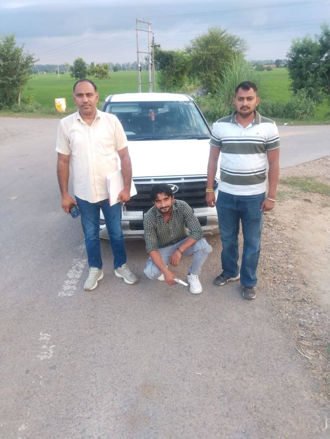 *सीआईए स्टॉफ सफीदों पुलिस कि सतर्क कार्यवाही* ।
*सट्टा खाईवाल मामले में 10,120 रुपये सहित आरोपी गिरफ्तार* ।
पुलिस अधीक्षक जींद श्री कुलदीप सिंह आईपीएस के कुशल मार्गदर्शन में जिला जींद में अवैध गतिविधियों के खिलाफ चलांए जा रहे अभियान के तहत सीआईए स्टॉफ सफीदों पुलिस ने सट्टा खाईवाल मामले में 10,120 रुपये सहित आरोपी को गिरफ्तार करने में सफलता हासिल कि है ।
सीआईए स्टॉफ सफीदों के इंचार्ज उप निरीक्षक राधे श्याम ने जानकारी देते हुए बताया कि उनकी एक टीम गश्त एवं अपराध पड़ताल के दौरान गांव खेड़ी ढाठरथ रोड, जींद पब्लिक स्कूल के पास नहर पुल पर मौजूद थी। इसी दौरान पुलिस टीम को गुप्त सूचना मिली कि सौरव वासी ढाठरथ जींद नहर पुल के पास सट्टा खाईवाली का काम कर रहा है।
सूचना को विश्वसनीय मानते हुए पुलिस टीम तुरंत मौके पर पहुंची । पुलिस को देखकर आरोपी ने मौके से भागने का प्रयास किया, लेकिन पुलिस टीम ने तुरंत उसे काबू कर नाम पता पूछा तो उसने अपना नाम सौरव वासी ढाठरथ बताया। नियमानुसार तलाशी लेने पर आरोपी के कब्जे से ₹10,120 की नकदी व सट्टा सामग्री बरामद हुई ।
बरामद सामान को नियमानुसार कब्ज़ा पुलिस में लिया गया तथा आरोपी सौरव के खिलाफ थाना पीलूखेड़ा में धारा 3(1) H.P.P.G. Act के तहत मुकदमा दर्ज कर आगामी कार्रवाई नियमानुसार अमल में लाई जा रही है ।
पुलिस अधीक्षक जींद श्री कुलदीप सिंह आईपीएस ने स्पष्ट किया है कि जिले में अवैध शराब, नशे के कारोबार और सट्टा खाईवाल जैसी गैरकानूनी गतिविधियों को किसी भी सूरत में बर्दाश्त नहीं किया जाएगा। ऐसे तत्वों के खिलाफ आगे भी लगातार सख्त एवं प्रभावी कार्रवाई जारी रहेगी।
जींद पुलिस ने आमजन से अपील की है कि यदि आपके आसपास अवैध शराब की बिक्री, नशे की तस्करी अथवा सट्टा खाई वाली/ जुआखेलने/खिलाने जैसी कोई गैरकानूनी गतिविधि चल रही है तो इसकी सूचना तुरंत पुलिस को दें। सूचना देने वाले व्यक्ति की पहचान पूर्ण रूप से गोपनीय रखी जाएगी।
