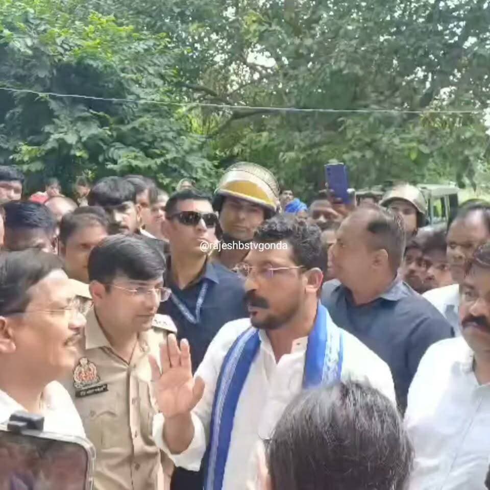 गोंडा में विनोद साहनी हत्याकांड को लेकर पीड़ित परिजनों से मुलाकात करने जा रहे आजाद समाज पार्टी के राष्ट्रीय अध्यक्ष सांसद चंद्रशेखर आज़ाद व भीम आर्मी कार्यकर्ताओं को रामनगर में पुलिस ने रोका ! मौके पर गोण्डा और बाराबंकी की पुलिस के आलाधीकारी सहित भारी संख्या में फ़ोर्स मौजूद ! रोकने के दौरान पुलिस से हुई धक्कमुक्की, पुलिस पर लाठी चार्ज और ब्लपूर्वक रोकने का आरोप ! रोकने के दौरान गोंडा पुलिस अधिकारियों के बीच तीखी बहस हुई। पुलिस कार्रवाई के बाद मौके पर सियासी हलचल तेज, हो रहा जमकर हंगामा ।