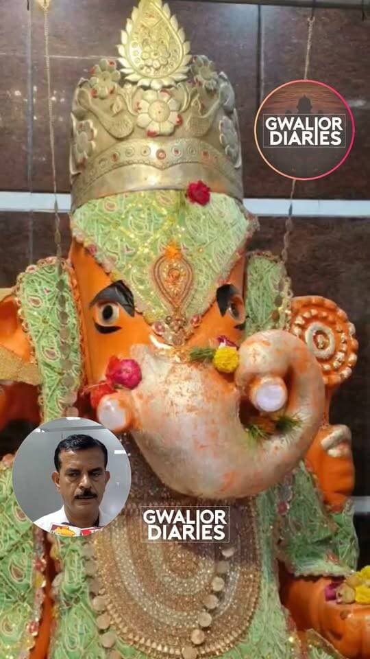 गड्ढों के बीच नहीं रुकेगा गणपति का रथ: ग्वालियर में निगम ने तेज की सड़कों की मरम्मत...
गणेश चतुर्थी से पहले ग्वालियर में नगर निगम ने सड़कों को दुरुस्त करने का अभियान तेज कर दिया है। प्रतिमाओं के जुलूस वाले प्रमुख मार्गों पर गड्ढों को भरने और सड़कें समतल करने का काम युद्ध स्तर पर चल रहा है। शिंदे की छावनी रोड पर विशेष फोकस किया गया है, जहां से दो बड़ी गणेश प्रतिमाएं निकलनी हैं। अपर आयुक्त प्रदीप तोमर के मुताबिक, निगम की टीमें चिन्हित मार्गों पर लगातार पेच रिपेयरिंग कर रही हैं, ताकि गणेश प्रतिमा ले जाने वाले श्रद्धालुओं को परेशानी न हो और जुलूस सुरक्षित तरीके से निकल सके। अब चुनौती यह है कि त्योहार से पहले सभी प्रमुख रास्तों को कितना बेहतर किया जा पाता है।