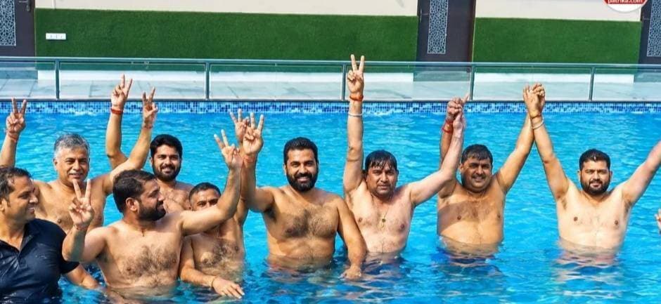 #राजस्थान_चुनाव_निकाय2026 कांग्रेस-BJP के जीत के दावे, फिर #बाड़ाबंदी क्यों? जानिए 10 बड़े कारण
संगरिया की आवाज़।
राजस्थान में नगर निकाय चुनाव के लिए मतदान पूरा हो चुका है और अब सभी की नजर नतीजों पर है। भाजपा और कांग्रेस दोनों अपने-अपने प्रदर्शन को लेकर जीत का दावा कर रही हैं। लेकिन इसी बीच कई जगह पार्षद प्रत्याशियों की बाड़ाबंदी ने चुनाव के बाद की राजनीति को चर्चा में ला दिया है।
#सवाल_सीधा_है- जब दोनों दलों को अपनी जीत का भरोसा है, तो फिर अपने पार्षदों को एक साथ रखने की जरूरत क्यों पड़ रही है? इसकी वजह सिर्फ चुनाव जीतना नहीं है। असली वजह नतीजों के बाद बनने वाला बोर्ड, बहुमत का आंकड़ा, निर्दलीय पार्षदों की भूमिका और मेयर या सभापति के चुनाव का राजनीतिक गणित है।
चुनाव खत्म, राजनीतिक मुकाबला अभी बाकी
निकाय चुनाव में मतदान के साथ जनता का काम पूरा हो जाता है। मतदाता अपना वोट डालकर लौट जाता है। EVM में फैसला दर्ज हो जाता है। इसके बाद राजनीतिक दलों का एक अलग दौर शुरू होता है। यही वजह है कि निकाय चुनाव विधानसभा या लोकसभा चुनाव से कुछ अलग दिखाई देता है। विधानसभा चुनाव में सबसे ज्यादा सीट जीतने वाली पार्टी सीधे सरकार बनाने की स्थिति में आती है। नगर निकाय में मामला कई बार इतना सीधा नहीं होता।
किसी पार्टी को सबसे ज्यादा पार्षद मिल सकते हैं। फिर भी जरूरी नहीं कि वह आसानी से बोर्ड बना ले। अगर बहुमत से कुछ सीट कम रह गईं तो निर्दलीय और दूसरे राजनीतिक दलों के पार्षद महत्वपूर्ण हो जाते हैं। यहीं से बाड़ाबंदी का महत्व बढ़ जाता है।
भाजपा कांग्रेस के जीत के दावे
चुनाव के बाद दोनों प्रमुख दल अपने-अपने आंकड़ों के आधार पर जीत का दावा करते हैं। पार्टी कार्यकर्ताओं को भरोसा दिलाया जाता है कि जनता ने उनके पक्ष में मतदान किया है। लेकिन राजनीतिक संगठन सिर्फ अपने अनुमान पर निर्भर नहीं रहते।
कई वार्डों में मुकाबला बेहद करीबी हो सकता है। कुछ सीटों पर जीत और हार का अंतर बहुत कम हो सकता है। कुछ जगह निर्दलीय प्रत्याशी मजबूत स्थिति में हो सकते हैं। नतीजे आने के बाद यही छोटे अंतर पूरे नगर निकाय की सत्ता का समीकरण बदल सकते हैं। इसलिए बाड़ाबंदी को सिर्फ यह कहकर नहीं देखा जा सकता कि किसी पार्टी को अपनी जीत पर भरोसा नहीं है।
जानिए बाड़ाबंदी के 10 बड़े कारण
1. सबसे बड़ा कारण है बहुमत का आंकड़ा
किसी नगर निकाय में सबसे पहले सवाल होता है कि बोर्ड बनाने के लिए कितने पार्षद चाहिए। मान लीजिए किसी निकाय में 100 पार्षद हैं। बोर्ड बनाने के लिए 51 का समर्थन चाहिए। अगर BJP को 48 सीट मिलती हैं और Congress को 45 सीट, तो चुनाव में BJP आगे जरूर रहेगी। लेकिन बोर्ड बनाने के लिए उसे 3 और पार्षदों की जरूरत होगी।
अब ये 3 पार्षद कौन होंगे, यह सवाल महत्वपूर्ण हो जाता है। यहीं से निर्दलीय पार्षदों की राजनीतिक कीमत बढ़ जाती है। यानी चुनाव में एक सीट सिर्फ एक वार्ड का परिणाम नहीं रह जाती। वह पूरे नगर निकाय की सत्ता का हिस्सा बन सकती है।
2. निर्दलीय पार्षद बदल सकते हैं पूरा खेल
निकाय चुनाव में निर्दलीय उम्मीदवार हमेशा महत्वपूर्ण रहे हैं। कई वार्डों में स्थानीय स्तर पर किसी निर्दलीय उम्मीदवार की अपनी मजबूत पकड़ होती है। कभी वह किसी पार्टी के बागी उम्मीदवार के तौर पर चुनाव लड़ता है। कभी स्थानीय समीकरणों के कारण उसे पार्टी प्रत्याशी से ज्यादा समर्थन मिल जाता है। नतीजे आने के बाद यही निर्दलीय पार्षद सत्ता के लिए महत्वपूर्ण हो सकते हैं।
अगर BJP और Congress दोनों बहुमत से दूर रहती हैं तो निर्दलीय पार्षदों के समर्थन के बिना बोर्ड बनाना मुश्किल हो सकता है। ऐसी स्थिति में दोनों दल पहले से अपने पार्षदों को एकजुट रखने की कोशिश करते हैं। कारण साफ है- पहले अपने लोग सुरक्षित रखो, फिर दूसरे खेमे से बातचीत करो।
3. पार्षद सिर्फ पार्षद नहीं, बोर्ड का वोट बनता है
चुनाव के दौरान किसी पार्षद की लड़ाई अपने वार्ड तक सीमित होती है। लेकिन नतीजे के बाद उसका वोट पूरे नगर निकाय के लिए महत्वपूर्ण हो सकता है। मेयर, सभापति या अध्यक्ष के चुनाव में पार्षदों की संख्या निर्णायक होती है।
अगर किसी पार्टी के पास बहुमत है तो स्थिति आसान होती है। अगर बहुमत नहीं है तो हर पार्षद महत्वपूर्ण हो जाता है। ऐसे समय में एक-दो पार्षदों का राजनीतिक रुख भी परिणाम बदल सकता है। इसलिए चुनाव जीतने के बाद भी राजनीतिक दल पार्षदों को लेकर सतर्क रहते हैं।
4. असली नजर मेयर और सभापति की कुर्सी पर
नगर निकाय चुनाव का सबसे बड़ा राजनीतिक लक्ष्य केवल वार्ड जीतना नहीं होता। बड़ी लड़ाई बोर्ड के नेतृत्व की होती है। नगर निगम में मेयर की कुर्सी होती है। नगर परिषद में सभापति और नगर पालिका में अध्यक्ष का पद महत्वपूर्ण होता है। जिस पार्टी का बोर्ड बनता है, उसके पास इन पदों पर अपना उम्मीदवार बैठाने की संभावना बढ़ जाती है।
यही वजह है कि चुनाव परिणाम से पहले ही राजनीतिक दल आगे के समीकरण पर नजर रखने लगते हैं। किस पार्टी के पास कितने पार्षद होंगे?कितने निर्दलीय होंगे? कौन किसके करीब है? किस वार्ड में पार्टी के अंदर नाराजगी है? किस पार्षद का स्थानीय नेतृत्व से अच्छा संबंध है? इन सवालों के जवाब नतीजों के बाद बहुत महत्वपूर्ण हो जाते हैं।
5. सिर्फ विपक्ष नहीं, अपनी पार्टी के अंदर भी खतरा !
निकाय चुनाव में पार्टी का टिकट मिलने के बाद भी सभी प्रत्याशी एक ही राजनीतिक पृष्ठभूमि से नहीं आते। कई लोग पहली बार चुनाव लड़ते हैं। कुछ पुराने स्थानीय नेता होते हैं। कुछ लंबे समय से पार्टी संगठन में सक्रिय होते हैं। कुछ टिकट नहीं मिलने पर निर्दलीय चुनाव लड़ते हैं।
नतीजे के बाद अगर पार्टी को बोर्ड बनाने के लिए ऐसे पार्षदों की जरूरत पड़ती है तो अंदरूनी समीकरण भी सामने आते हैं। इसीलिए बाड़ाबंदी का एक उद्देश्य अपने निर्वाचित पार्षदों को एक साथ रखना भी माना जाता है। यह केवल विपक्ष से बचने का मामला नहीं है। यह अपने खेमे में एकजुटता बनाए रखने की रणनीति भी है।
6. क्रॉस वोटिंग का डर
निकाय राजनीति में क्रॉस वोटिंग हमेशा चर्चा का विषय रहती है। मान लीजिए किसी पार्टी के पास पर्याप्त संख्या है। लेकिन उसके पार्षद अलग-अलग राजनीतिक समूहों या स्थानीय नेताओं के प्रभाव में हैं। ऐसी स्थिति में नेतृत्व को चिंता हो सकती है कि महत्वपूर्ण चुनाव के समय कोई पार्षद पार्टी के उम्मीदवार के खिलाफ वोट न कर दे।
बाड़ाबंदी इसी तरह की संभावित राजनीतिक स्थिति को नियंत्रित करने की कोशिश हो सकती है। हालांकि किसी भी खास पार्षद के बारे में बिना प्रमाण यह कहना सही नहीं होगा कि वह पार्टी बदलने वाला है या क्रॉस वोटिंग करेगा। लेकिन राजनीतिक दलों की रणनीति को समझने के लिए यह संभावना महत्वपूर्ण है।
7. नतीजे के बाद सामने आ सकती है टिकट की नाराजगी
निकाय चुनाव में टिकट वितरण सबसे कठिन चरणों में से एक होता है। एक वार्ड से पार्टी के कई दावेदार होते हैं। टिकट एक को मिलता है। बाकी दावेदारों में से कुछ प्रचार से दूरी बना सकते हैं। कुछ निर्दलीय चुनाव लड़ सकते हैं। कुछ पार्टी के साथ बने रहते हैं।
अगर ऐसे क्षेत्र से पार्टी प्रत्याशी जीत जाता है तो उसके बाद भी स्थानीय राजनीति में मतभेद खत्म हो जाएं, यह जरूरी नहीं है। और अगर बागी या निर्दलीय जीत जाता है तो उसकी भूमिका और बढ़ जाती है। इसलिए नतीजे के बाद पार्टी नेतृत्व को सिर्फ विपक्षी पार्षदों की चिंता नहीं होती। उसे अपने ही संगठन के भीतर के समीकरण भी संभालने पड़ते हैं।
8. बाड़ाबंदी का सवाल इसलिए भी बड़ा है क्योंकि खर्च होता है
बाड़ाबंदी सिर्फ एक राजनीतिक शब्द नहीं है। इसके साथ होटल या रिसॉर्ट में ठहरने, भोजन, यात्रा और अन्य व्यवस्थाओं का खर्च जुड़ सकता है। अगर बड़ी संख्या में पार्षदों को कई दिनों तक एक जगह रखा जाता है तो खर्च बढ़ना स्वाभाविक है। यहीं आम आदमी का सवाल आता है।
यह पैसा कौन खर्च कर रहा है? क्या पूरा खर्च पार्टी उठा रही है? क्या स्थानीय नेता व्यवस्था कर रहे हैं? क्या प्रत्याशी या उनके समर्थक योगदान दे रहे हैं? क्या इसका कोई आधिकारिक हिसाब रखा जा रहा है?
इन सवालों के जवाब सार्वजनिक चर्चा के लिए महत्वपूर्ण हैं। लेकिन केवल किसी होटल में पार्षदों के ठहरने से यह निष्कर्ष निकालना सही नहीं होगा कि उसमें अवैध पैसा लगा है। अगर खर्च में कोई अनियमितता है तो उसका प्रमाण और दस्तावेज जरूरी हैं।
9. पार्षद के पद की असली ताकत क्या है?
यह सवाल भी बाड़ाबंदी को समझने में मदद करता है। एक सामान्य पार्षद को मिलने वाला आधिकारिक मानदेय या भत्ता बहुत बड़ा नहीं होता। फिर भी निकाय चुनाव में पार्षद बनने के लिए भारी राजनीतिक मेहनत होती है। क्यों? क्योंकि पद का महत्व सिर्फ मानदेय से तय नहीं होता।
पार्षद अपने वार्ड का निर्वाचित प्रतिनिधि होता है। नगर निगम या नगर निकाय में सड़क, सफाई, नाली, स्ट्रीट लाइट, पार्क, कचरा प्रबंधन और स्थानीय विकास जैसे मुद्दों पर उसकी राजनीतिक भूमिका होती है।
उसकी स्थानीय प्रशासन तक पहुंच बढ़ती है। पार्टी संगठन में उसका कद बढ़ सकता है। आगे चलकर वह नगर निकाय के बड़े पदों के लिए दावेदार बन सकता है। इसलिए पार्षद की राजनीतिक कीमत उसके मासिक भत्ते से कहीं ज्यादा होती है।
10. 'नतीजे के बाद का इंतजार'
मतदान और नतीजे के बीच का समय राजनीतिक दलों के लिए बेहद महत्वपूर्ण होता है। पार्टी को अपने संभावित परिणामों का अनुमान होता है।स्थानीय नेताओं के पास बूथ और वार्ड स्तर की रिपोर्ट होती है। प्रत्याशियों से फीडबैक लिया जाता है।
कहां मुकाबला मजबूत है और कहां कमजोर, इसका आकलन किया जाता है। लेकिन जब तक आधिकारिक परिणाम नहीं आता, तब तक अंतिम तस्वीर साफ नहीं होती। इसी अनिश्चितता में राजनीतिक दल अपनी रणनीति बनाते हैं।
अगर पार्टी को लगता है कि उसका बहुमत आराम से आ सकता है तो भी वह अपने पार्षदों को सुरक्षित रखना चाहती है। अगर बहुमत का आंकड़ा संदिग्ध है तो बाड़ाबंदी की जरूरत और बढ़ जाती है।
क्या अपनी जीत पर भरोसा नहीं?
जरूरी नहीं। राजनीति में एक साथ दो बातें सच हो सकती हैं। पहली, पार्टी को अपनी जीत का भरोसा हो। दूसरी, पार्टी अपने पार्षदों को लेकर कोई जोखिम न लेना चाहे।
निकाय चुनाव में सीटों का अंतर कम होने की स्थिति में एक-दो पार्षद पूरे बोर्ड का समीकरण बदल सकते हैं। इसलिए बाड़ाबंदी को सीधे हार के डर से जोड़ना सही राजनीतिक विश्लेषण नहीं होगा।
क्या बाड़ाबंदी का संबंध पार्षदों की खरीद-फरोख्त से है?
यह सबसे संवेदनशील सवाल है। राजनीतिक दल अक्सर बाड़ाबंदी को अपने पार्षदों को सुरक्षित रखने की रणनीति बताते हैं। दूसरी तरफ विपक्ष इसे सत्ता के लिए पार्षदों को नियंत्रित करने की कोशिश बता सकता है।
लेकिन 'horse trading' या खरीद-फरोख्त का आरोप तभी तथ्य के रूप में लिखा जाना चाहिए जब उसके समर्थन में ठोस प्रमाण हों। किसी पार्षद को होटल में रखना और किसी पार्षद को पैसे देकर समर्थन हासिल करना दो अलग बातें हैं।
अगर बहुमत नहीं, तो असली Power Game शुरू
निकाय चुनाव में सबसे दिलचस्प स्थिति तब बनती है जब कोई भी पार्टी स्पष्ट बहुमत हासिल नहीं कर पाती। ऐसे में चुनाव का दूसरा चरण शुरू होता है। यह चरण जनता के बीच नहीं, बल्कि राजनीतिक कमरों में चलता है।
कौन किसके संपर्क में है? कौन किसे समर्थन दे सकता है? किस निर्दलीय की शर्तें क्या हैं? कौन सा स्थानीय नेता किस पार्षद के करीब है? किसे मेयर या सभापति पद का उम्मीदवार बनाया जा सकता है? किस पार्टी के पास संख्या ज्यादा है?
इन सवालों पर बातचीत शुरू हो सकती है।
यही वजह है कि मतदान खत्म होने के बावजूद निकाय चुनाव की राजनीतिक कहानी अभी खत्म नहीं हुई है।
संगरिया की आवाज़
District Collector & Magistrate - Hanumangarh