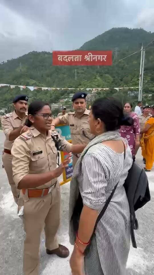 LUCC पीड़ित महिलाओं की समस्याओं को लेकर मुख्यमंत्री से मिलने के लिए पुलिस से जद्दोजेहद करती सरस्वती देवी