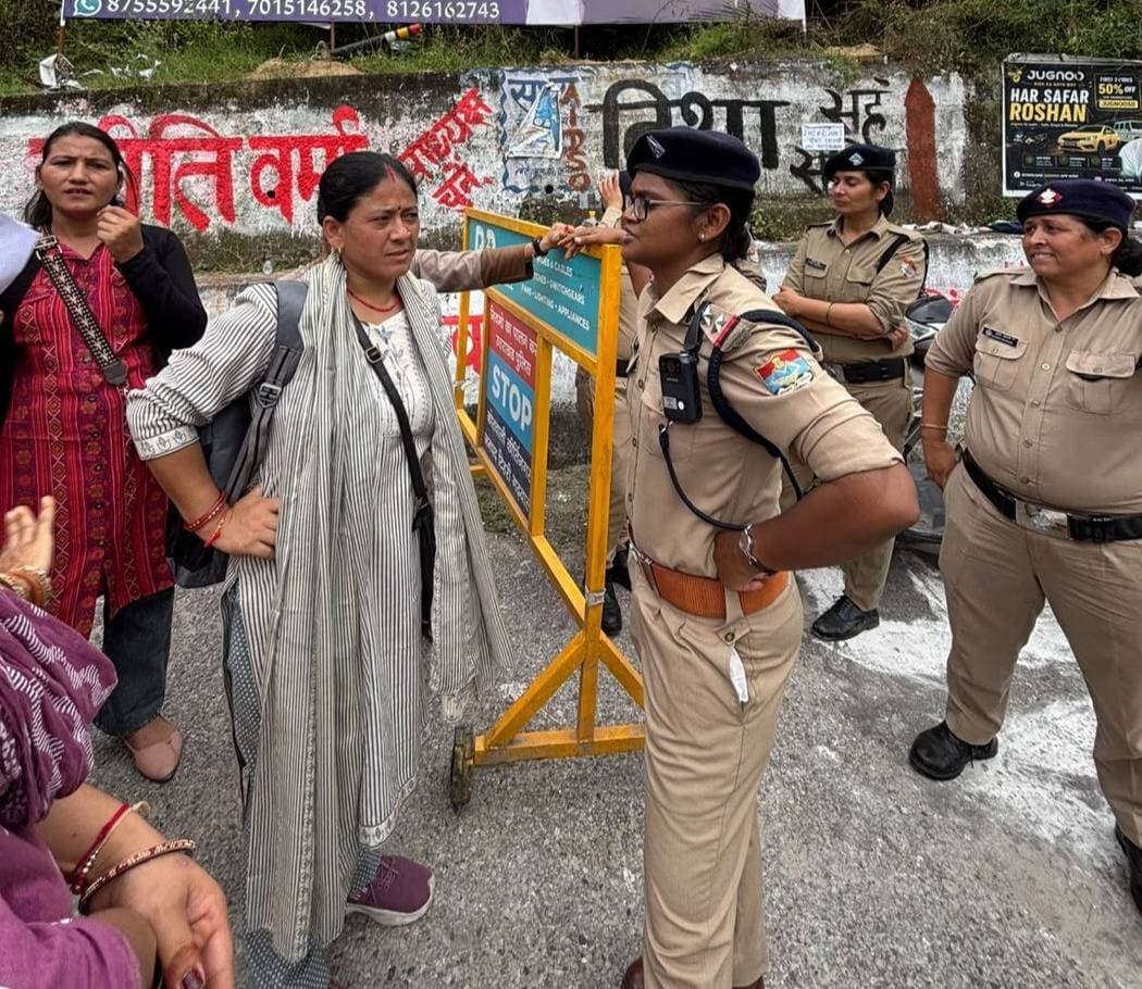 LUCC पीड़ित महिलाओं को CM से मिलने से रोका, कार्यक्रम स्थल से पहले पुलिस ने रोका
श्रीनगर। मुख्यमंत्री के ‘युवा से संवाद’ कार्यक्रम में अपनी समस्याएं रखने के लिए LUCC पीड़ित महिलाएं रविवार को चौरास पहुंचीं। सरस्वती देवी के नेतृत्व में पहुंची महिलाओं ने मुख्यमंत्री से मुलाकात करने पहुँची थी लेकिन पुलिस ने उन्हें कार्यक्रम स्थल से कुछ दूरी पहले ही रोक दिया।
महिलाओं के कार्यक्रम स्थल तक पहुंचने पर रोक लगाए जाने से उनमें नाराजगी दिखाई दी। महिलाएं मुख्यमंत्री से मिलने की मांग करती रहीं, जबकि पुलिस ने सुरक्षा व्यवस्था का हवाला देते हुए उन्हें आगे नहीं जाने दिया।
मुख्यमंत्री चौरास में आयोजित ‘युवा से संवाद’ कार्यक्रम में युवाओं से संवाद करने पहुंचे हैं। इसी दौरान LUCC पीड़ित महिलाओं के मुख्यमंत्री से मिलने पहुंचने और उन्हें रोके जाने का मामला सामने आया।