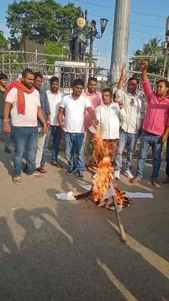 पत्रकार पर हमला को लेकर पुतला दहन, गिरफ्तारी तक जारी रहेगा हल्ला बोल