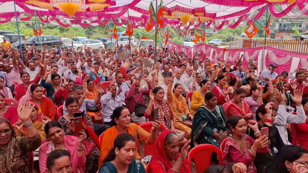 धर्मपुर पहुंचे भाजपा प्रदेश अध्यक्ष डॉ. राजीव बिंदल, कार्यकर्ताओं ने किया जोरदार स्वागत
रजत ठाकुर के नेतृत्व में हुआ स्वागत, पूर्व मंत्री महेंद्र सिंह व सरकाघाट विधायक दिलीप ठाकुर भी रहे मौजूद
बोले बिंदल—कांग्रेस सरकार को बाहर करने के लिए संगठन को मजबूत करें कार्यकर्ता, धर्मपुर से फिर भाजपा विधायक जिताने का लें संकल्प
धर्मपुर (मंडी)। भाजपा हिमाचल प्रदेश के प्रदेश अध्यक्ष डॉ. राजीव बिंदल रविवार को धर्मपुर पहुंचे। धर्मपुर पहुंचने पर भाजपा प्रदेश कार्यसमिति सदस्य रजत ठाकुर के नेतृत्व में पार्टी कार्यकर्ताओं ने उनका जोरदार स्वागत किया। इस दौरान भाजपा कार्यकर्ताओं में खासा उत्साह देखने को मिला। प्रदेश अध्यक्ष के स्वागत के लिए बड़ी संख्या में पार्टी पदाधिकारी, पंचायत प्रतिनिधि और कार्यकर्ता मौजूद रहे।
इस अवसर पर पूर्व मंत्री एवं धर्मपुर के वरिष्ठ भाजपा नेता ठाकुर महेंद्र सिंह तथा सरकाघाट के विधायक दिलीप ठाकुर भी विशेष रूप से उपस्थित रहे। कार्यक्रम में धर्मपुर और टीहरा मंडल के पदाधिकारियों सहित पंचायत समिति अध्यक्ष, जिला परिषद सदस्य, विभिन्न पंचायतों के प्रधान एवं उपप्रधान, भाजपा के विभिन्न मोर्चों एवं प्रकोष्ठों के पदाधिकारी और दर्जनों पार्टी कार्यकर्ता तथा गणमान्य लोग शामिल हुए।
संगठन को मजबूत करने का आह्वान
भाजपा प्रदेश अध्यक्ष डॉ. राजीव बिंदल ने कार्यकर्ताओं को संबोधित करते हुए कहा कि प्रदेश में ऐसी सरकार को सत्ता से बाहर करने के लिए भाजपा संगठन को बूथ स्तर तक मजबूत करने की आवश्यकता है, जो जनता से किए वादों को पूरा करने में विफल रही है। उन्होंने कार्यकर्ताओं से आगामी समय में पूरी एकजुटता और मजबूती के साथ संगठन के लिए कार्य करने का आह्वान किया।
उन्होंने कहा कि पार्टी कार्यकर्ता घर-घर जाकर केंद्र की नरेंद्र मोदी सरकार की उपलब्धियों तथा भाजपा की नीतियों को जनता तक पहुंचाएं। साथ ही प्रदेश सरकार की नाकामियों को भी जनता के सामने रखें। उन्होंने कार्यकर्ताओं से धर्मपुर विधानसभा क्षेत्र में भाजपा को और मजबूत करने तथा आगामी विधानसभा चुनाव में यहां से एक बार फिर भाजपा का विधायक जिताने के लिए पूरी ताकत के साथ जुट जाने का आह्वान किया।
महेंद्र सिंह के कार्यों को आगे बढ़ाने की बात
डॉ. बिंदल ने कहा कि धर्मपुर विधानसभा क्षेत्र को पूर्व मंत्री ठाकुर महेंद्र सिंह ने अपने लंबे राजनीतिक कार्यकाल के दौरान विकास की नई ऊंचाइयों तक पहुंचाने के लिए खून-पसीना बहाया। उनके प्रयासों से क्षेत्र में अनेक विकास कार्य हुए और धर्मपुर की अलग पहचान बनी।
उन्होंने आरोप लगाया कि वर्तमान कांग्रेस सरकार के कार्यकाल में धर्मपुर विधानसभा क्षेत्र विकास की दृष्टि से पीछे धकेल दिया गया है। उन्होंने कार्यकर्ताओं से कहा कि जनता के बीच जाकर विकास के मुद्दों को प्रमुखता से उठाएं और संगठन को मजबूत करते हुए भाजपा को आगामी चुनाव में मजबूत स्थिति में लाने के लिए कार्य करें।
दोनों मंडलों के पदाधिकारी रहे मौजूद
कार्यक्रम में धर्मपुर मंडल अध्यक्ष लेखराज ठाकुर और टीहरा मंडल अध्यक्ष विनोद कुमार सहित भाजपा के दोनों मंडलों के पदाधिकारी उपस्थित रहे। इसके साथ ही पूर्व जिलापरिषद सदस्य वंदना गुलेरिया, पंचायत समिति अध्यक्ष, जिला परिषद सदस्य, विभिन्न पंचायतों के प्रधान, उपप्रधान, पार्टी के विभिन्न मोर्चों एवं प्रकोष्ठों के पदाधिकारी और बड़ी संख्या में भाजपा कार्यकर्ता मौजूद रहे।
प्रदेश अध्यक्ष के धर्मपुर पहुंचने से कार्यकर्ताओं में खासा उत्साह देखने को मिला। कार्यकर्ताओं ने पार्टी संगठन को मजबूत करने और आगामी विधानसभा चुनावों में भाजपा के पक्ष में मजबूती से कार्य करने का संकल्प भी व्यक्त किया।
#devbhoomilivehp #everyonehighlightsfollowers #nonfollowersviewersfollowers #highlight2026 #reelschallenge