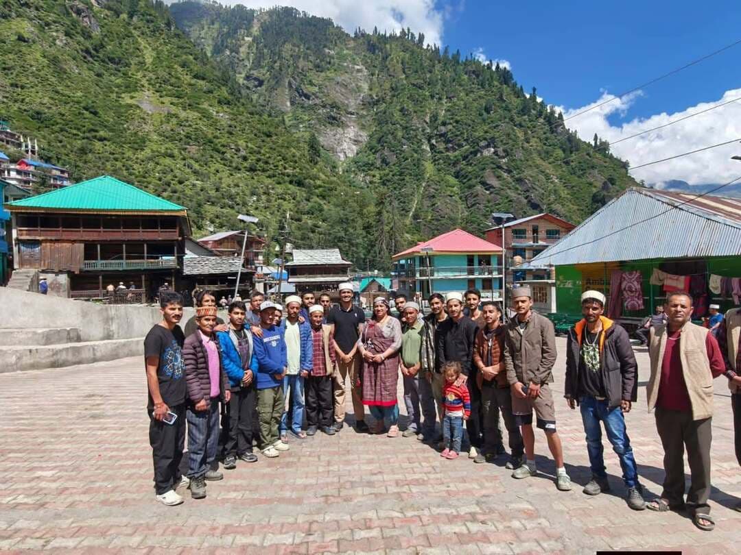 मलाणा घाटी में संवाद एवं जनसहभागिता — कुल्लू पुलिस की पहल 🏔️🤝
कुल्लू पुलिस अधीक्षक श्री अभिषेक एस., IPS द्वारा मलाणा गांव का दौरा कर ग्राम पंचायत प्रतिनिधियों, युवक मंडल, देवता समिति एवं स्थानीय ग्रामीणों के साथ संवाद किया गया।
बैठक में पर्यटन एवं यातायात व्यवस्था, शिक्षा व खेलों को बढ़ावा देने, नशे के दुष्प्रभावों, अवैध भांग की खेती में कमी लाने तथा नशा तस्करी से संबंधित सूचनाएं 112 के माध्यम से साझा करने जैसे महत्वपूर्ण विषयों पर चर्चा की गई।
साथ ही, जनता और पुलिस के बीच बेहतर समन्वय एवं सक्रिय जनसहभागिता को अपराध एवं नशे के विरुद्ध प्रभावी कदम बताया गया।
सुरक्षित पर्यटन • नशामुक्त समाज • मजबूत जन-पुलिस सहभागिता 🇮🇳
#KulluPolice #Malana #CommunityPolicing