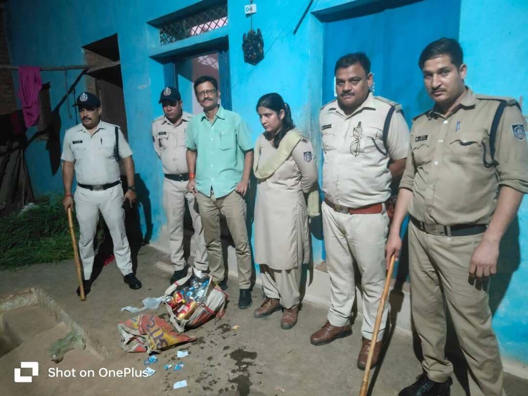 अवैध मदिरा के विरुद्ध आबकारी विभाग की कार्रवाई
-
6 प्रकरण पंजीबद्ध, 91 पाव देशी शराब, 3 बीयर, 50 लीटर कच्ची शराब एवं 500 किलोग्राम महुआ लाहन जब्त
-
कलेक्टर श्री विवेक श्रोत्रिय के निर्देशानुसार जिले में अवैध मदिरा के विक्रय, संग्रहण, परिवहन एवं उपभोग के विरुद्ध आबकारी विभाग द्वारा लगातार कार्रवाई की जा रही है। इसी क्रम में जिला आबकारी अधिकारी श्री नरेश प्रताप सिंह के निर्देशन तथा सहायक जिला आबकारी अधिकारी श्री मधुसूदन दीवान के नेतृत्व में शनिवार को आबकारी वृत्त जतारा क्षेत्र में कार्रवाई की गई।
आबकारी विभाग की टीम द्वारा ग्राम सिकंदरा, अर्चरा, मोहनगढ़, गोपालपुरा, गौर, पटनापुर एवं मस्तापुर में दबिश देकर अवैध मदिरा के विरुद्ध कार्रवाई की गई। कार्रवाई के दौरान आरोपी अजुद्धि केवट, अंकुश यादव एवं रामलाल कुशवाहा के कब्जे से देशी-विदेशी मदिरा, महुआ से निर्मित कच्ची शराब तथा महुआ लाहन बरामद किया गया।
कार्रवाई में कुल 6 प्रकरण पंजीबद्ध किए गए। इनमें 91 पाव देशी मदिरा, 3 बीयर, 50 लीटर कच्ची शराब एवं 500 किलोग्राम महुआ लाहन जब्त किया गया। आरोपियों के विरुद्ध मध्यप्रदेश आबकारी अधिनियम की धारा 34(1)(क) एवं 34(1)(च) के तहत प्रकरण पंजीबद्ध कर वैधानिक कार्रवाई की गई।
उक्त कार्रवाई में आबकारी वृत्त प्रभारी जतारा श्री तलत फैज़ी, आबकारी वृत्त प्रभारी टीकमगढ़ श्री विजय कुमार, आबकारी मुख्य आरक्षक श्री वीरेंद्र, आरक्षक श्री सतीश एवं सैनिक श्री पी.एन. अहिरवार सहित आबकारी अमला शामिल रहा।
#JansamparkMP
#Jansamparktikamgarh
#tikamgarh