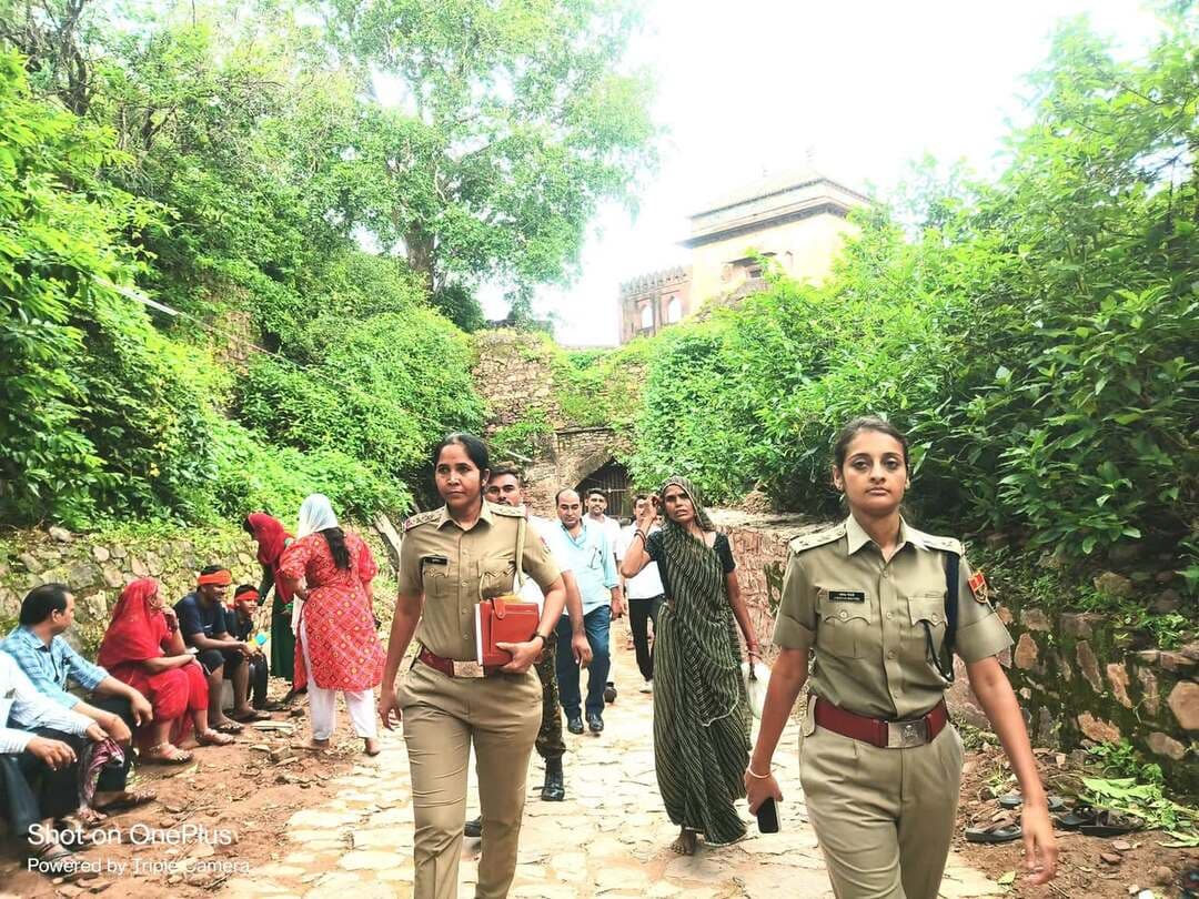 श्री त्रिनेत्र गणेश मेले की सुरक्षा ज्येष्ठा मैत्रेयी, जिला पुलिस अधीक्षक ने मेला क्षेत्र का किया निरीक्षण।
श्री त्रिनेत्र गणेश जी लक्खी मेला-2026 को लेकर जिला पुलिस अधीक्षक ने मेला क्षेत्र के साथ-साथ श्रद्धालुओं के आने-जाने वाले प्रमुख मार्गों का निरीक्षण किया।
निरीक्षण के दौरान एसपी ने भीड़ नियंत्रण, सुरक्षा इंतजाम और पुलिस जाप्ते की तैनाती का जायजा लिया।
मौके पर मौजूद अधिकारियों एवं पुलिसकर्मियों को श्रद्धालुओं की सुरक्षा और सुगम आवागमन को लेकर आवश्यक दिशा-निर्देश दिए गए।
पुलिस प्रशासन की ओर से मेले के दौरान भीड़भाड़ वाले स्थानों पर सुरक्षा व्यवस्था बनाए रखने और श्रद्धालुओं को किसी तरह की परेशानी न हो, इसके लिए विशेष सतर्कता बरती जा रही है।
सवाई माधोपुर पुलिस ने कहा कि श्रद्धालुओं की सुरक्षा उसकी सर्वोच्च प्राथमिकता है और मेले के दौरान पुलिस पूरी तरह मुस्तैद रहेगी।