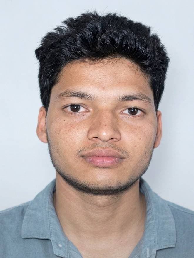 #ब्रेकिंग_न्यूज..
भरतपुर। बयाना कोतवाली थाना क्षेत्र में एक पति ने इंस्टाग्राम चैटिंग के शक में अपनी पत्नी पर चाकू से ताबड़तोड़ हमला कर दिया, जिससे उसके गर्दन और पेट पर गंभीर चोटें आईं। पत्नी के चिल्लाने पर जब ग्रामीण मौके पर पहुंचे, तो आरोपी पति अपनी बाइक वहीं छोड़कर फरार हो गया और ट्रे!न के आगे अपनी जा!न दे दी। जानकारी के अनुसार, रुदावल के बरौली ब्राह्मण निवासी सुशील प्रजापत (25) अपनी पत्नी रजनी (22) को कैला देवी झील का बाड़ा मंदिर में दर्शन कराने के बहाने बाइक से लेकर आया था। झील रेलवे अंडरपास के पास जंगल में बाइक रोककर सुशील ने पत्नी के गले और पेट पर चाकू से ताबड़तोड़ वार कर दिए। महिला के चिल्लाने पर जब राहगीर पहुंचे तो सुशील बाइक छोड़कर मौके से भाग निकला। इसके बाद उसने घटनास्थल से करीब 5 किलोमीटर दूर सालाबाद रेलवे स्टेशन के पास ट्रे!न के आगे अपनी जा!न दे दी। पुलिस की शुरुआती जांच में सामने आया है कि सुशील को पत्नी के इंस्टाग्राम चैट देखने के बाद उसके अफेयर का शक हो गया था। इसी वजह से उसने पूरी योजना बनाकर इस वारदात को अंजाम दिया। वारदात के बाद घायल रजनी को झील सीएचसी में भर्ती कराया गया, जहां उसका इलाज जारी है। तीन साल पहले शादी के बंधन में बंधे सुशील और रजनी के परिजनों को घटना की सूचना दे दी गई है और पुलिस ने शव को मोर्चरी में रखवाकर आगे की जांच शुरू कर दी है।