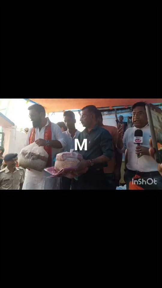 पिपरपाती गांव में कटाव से पीड़ित परिवार के बीच भोजपुरी सुपर स्टार पवन सिंह की टीम पहुची जहाँ पीड़ित के बीच वस्त्र सुख राशन का वितरण किया गया