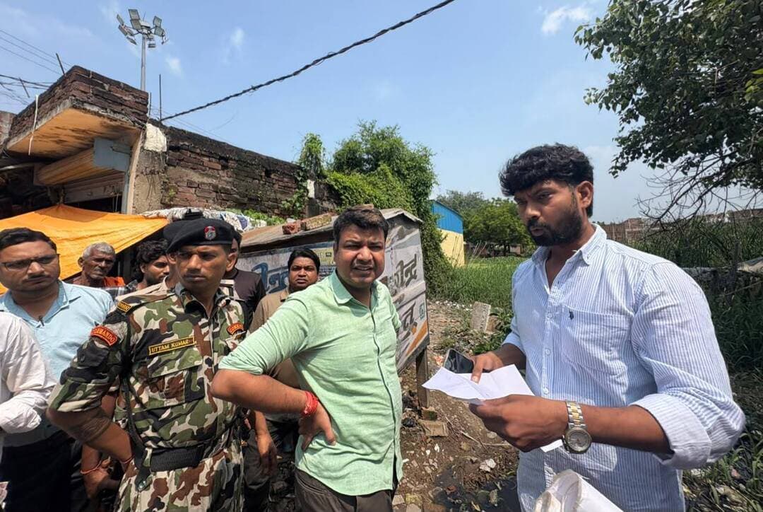 सासाराम शहर के दक्षिणी हिस्से में लंबे समय से जलजमाव की समस्या को लेकर मीडिया, सोशल मीडिया एवं स्थानीय जनप्रतिनिधियों के माध्यम से जिला प्रशासन को प्राप्त शिकायतों के मद्देनजर प्रशासन द्वारा इसके स्थायी समाधान की दिशा में पहल तेज कर दी गई है।
इसी क्रम में आज दिनांक 13.09.2026 को जिला पदाधिकारी, रोहतास श्री दीपक कुमार मिश्रा द्वारा कादिरगंज पहुंचकर मां ताराचंडी धाम से निकलने वाली कुदरा नदी की मुख्य धारा का स्थलीय निरीक्षण किया गया। इस दौरान उन्होंने नदी के प्रवाह, जलनिकासी की स्थिति एवं संभावित अवरोधों का जायजा लिया।
निरीक्षण के दौरान जिला पदाधिकारी द्वारा स्थानीय लोगों से संवाद कर जलजमाव की समस्या एवं नदी की वर्तमान स्थिति की जानकारी लिया गया। कादिरगंज से सपुल्लाहगंज होते हुए लखनुसराय तक कुदरा नदी की मुख्य धारा की सफाई एवं जलप्रवाह को सुचारु बनाने की संभावना पर भी विचार किया गया।
जिला पदाधिकारी ने संबंधित अधिकारियों को कुदरा नदी की मुख्य धारा में अतिक्रमण करने वाले व्यक्तियों को चिह्नित कर नियमानुसार नोटिस जारी करने तथा विधि-सम्मत कार्रवाई सुनिश्चित करने का निर्देश दिए। उन्होंने कहा कि क्षेत्र में जलनिकासी व्यवस्था को बेहतर बनाने के लिए आवश्यक कार्रवाई शीघ्र प्रारंभ की जाएगी, ताकि कोटा, दलेलगंज, कादिरगंज एवं शाहजलालपीर मुहल्ले के लोगों को जलजमाव की समस्या से राहत मिल सके।
निरीक्षण के दौरान नगर आयुक्त, नगर निगम सासाराम, विशेष कार्य पदाधिकारी, अंचलाधिकारी, सासाराम एवं अन्य संबंधित पदाधिकारी उपस्थित रहे।
#IPRD
#BiharGovernment
#PublicService
Information & Public Relations Department, Government of Bihar
Urban Development & Housing Dept, Govt. of Bihar