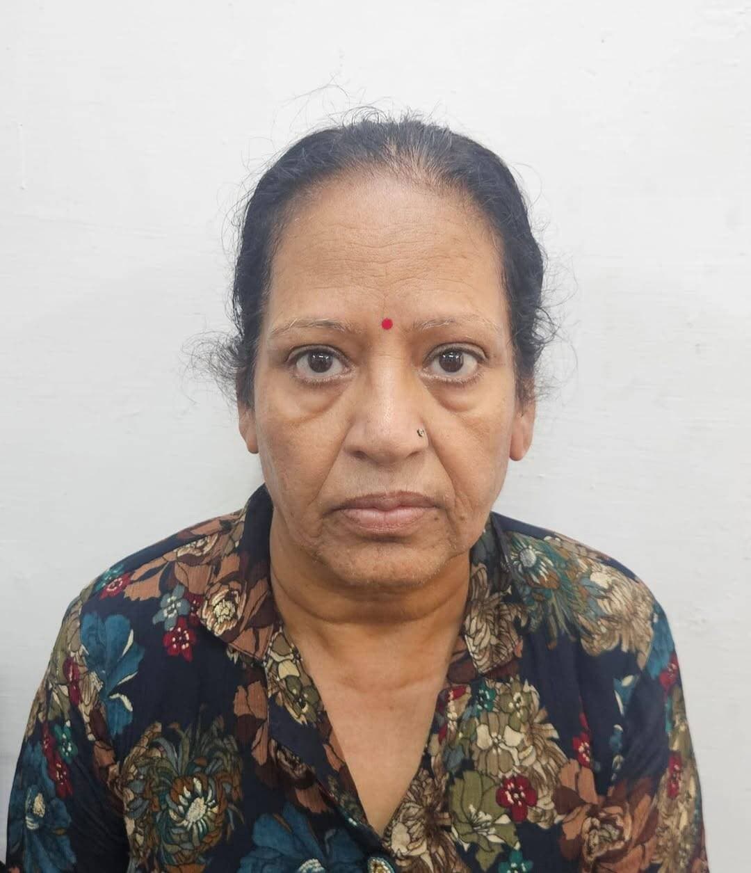 अजमेर में साइबर ठगी गिरोह पर पुलिस की बड़ी कार्रवाई, तीन आरोपी गिरफ्तार
लाखों रुपये के साइबर फ्रॉड मामले में अजमेर पुलिस ने कसा शिकंजा, पांच-पांच हजार के इनामी आरोपी दबोचे
अजमेर पुलिस ने साइबर ठगी के मामले में बड़ी कार्रवाई करते हुए तीन आरोपियों को गिरफ्तार किया है। जिला स्पेशल टीम अजमेर और रामगंज थाना पुलिस की संयुक्त टीम ने कार्रवाई को अंजाम दिया। पुलिस के अनुसार तीनों आरोपियों पर पांच-पांच हजार रुपये का इनाम घोषित था।
मामला साइबर ठगी से जुड़ा है। पुलिस के मुताबिक 8 अगस्त 2026 को साइबर अपराध के संबंध में शिकायत प्राप्त हुई थी। जांच के दौरान सामने आया कि आरोपियों ने साइबर माध्यम से लोगों को ठगी का शिकार बनाया। मामले में थाना रामगंज में एफआईआर संख्या 274/2026 दर्ज कर अनुसंधान शुरू किया गया।
पुलिस जांच में तीन आरोपियों की पहचान राजकुमार, उसकी पत्नी शानू और नीलम के रूप में हुई। तीनों पुलिस की गिरफ्तारी से बचने के लिए फरार चल रहे थे। जिला पुलिस अधीक्षक अजमेर के निर्देश पर आरोपियों की तलाश के लिए विशेष टीम गठित की गई।
13 सितंबर को डीएसटी प्रभारी शंकर सिंह रावत और टीम सदस्य रामनिवास कानी को आरोपियों के अजमेर के नवाब का बेड़ा, आशागंज क्षेत्र में होने की सूचना मिली। सूचना पर पुलिस टीम ने घेराबंदी कर तीनों आरोपियों को दबोच लिया। पुलिस अब आरोपियों से पूछताछ कर साइबर ठगी के नेटवर्क और अन्य वारदातों के संबंध में जानकारी जुटा रही है। मामले में एक अन्य फरार आरोपी की भी तलाश जारी है।
Ajmer Police Rajasthan