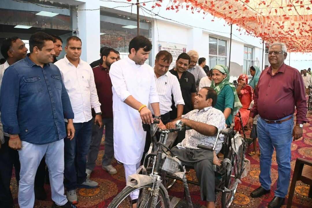 Aonenews अरविन्द बक्शी
दिव्यांगजनों को आत्मनिर्भर बनाने की दिशा में बढ़े कदम
गांव आल्हापुर में निःशुल्क कृत्रिम अंग एवं सहायक उपकरण वितरण शिविर आयोजित
खेल राज्य मंत्री गौरव गौतम ने दिव्यांगजनों को वितरित किए सहायक उपकरण
केंद्र व प्रदेश सरकार दिव्यांगजनों के कल्याण के लिए प्रतिबद्ध, बोले खेल राज्य मंत्री गौरव गौतम
पलवल, 13 सितंबर।
दिव्यांगजनों को आत्मनिर्भर और सशक्त बनाने के उद्देश्य से पलवल के गांव स्थित महाराजा अग्रसेन सामुदायिक भवन में निःशुल्क कृत्रिम अंग, कैलिपर एवं अन्य सहायक उपकरणों के फिटमेंट एवं वितरण शिविर का आयोजन किया गया। शिविर में हरियाणा सरकार में खेल, युवा सशक्तिकरण एवं उद्यमिता तथा कानून एवं विधायी कार्य राज्य मंत्री गौरव गौतम मुख्य अतिथि रहे। दिव्यांगजनों ने शिविर में पहुंचकर लाभ उठाया।
खेल राज्य मंत्री गौरव गौतम ने कहां की दिव्यांगजनों को समाज की मुख्यधारा से जोड़ना हम सभी की सामूहिक जिम्मेदारी है। उन्हें समान अवसर, सम्मान और आत्मनिर्भर बनने के लिए आवश्यक सुविधाएं उपलब्ध कराना सामाजिक विकास की महत्वपूर्ण कड़ी है। शिक्षा, रोजगार, कौशल विकास, सहायक उपकरण तथा सरकारी योजनाओं का लाभ दिव्यांगजनों तक पहुंचाकर उनके जीवन को बेहतर बनाया जा सकता है। समाज में जागरूकता बढ़ाकर दिव्यांगजनों के प्रति सकारात्मक सोच विकसित करना भी जरूरी है। उन्हें कमजोर नहीं, बल्कि अपनी क्षमताओं और प्रतिभा के साथ आगे बढ़ने वाले सशक्त नागरिक के रूप में देखना चाहिए।
खेल राज्य मंत्री गौरव गौतम ने पात्र दिव्यांगजनों को कृत्रिम अंग, कैलिपर एवं अन्य आवश्यक सहायक उपकरण वितरित किए तथा उनके स्वास्थ्य एवं सुविधाओं के संबंध में जानकारी ली। उन्होंने कहा कि दिव्यांगजन समाज का अभिन्न हिस्सा हैं और उन्हें सम्मानजनक एवं आत्मनिर्भर जीवन उपलब्ध कराना सरकार की प्राथमिकताओं में शामिल है।
मुख्य अतिथि गौरव गौतम ने कहा कि प्रधानमंत्री नरेंद्र मोदी एवं मुख्यमंत्री नायब सिंह सैनी के नेतृत्व में दिव्यांगजनों के सशक्तिकरण के लिए निरंतर प्रभावी कदम उठाए जा रहे हैं। केंद्र सरकार की एडीआईपी योजना के माध्यम से पात्र दिव्यांगजनों को आधुनिक सहायक उपकरण उपलब्ध करवाए जा रहे हैं, जिससे उनकी दैनिक गतिविधियां आसान हो रही हैं।