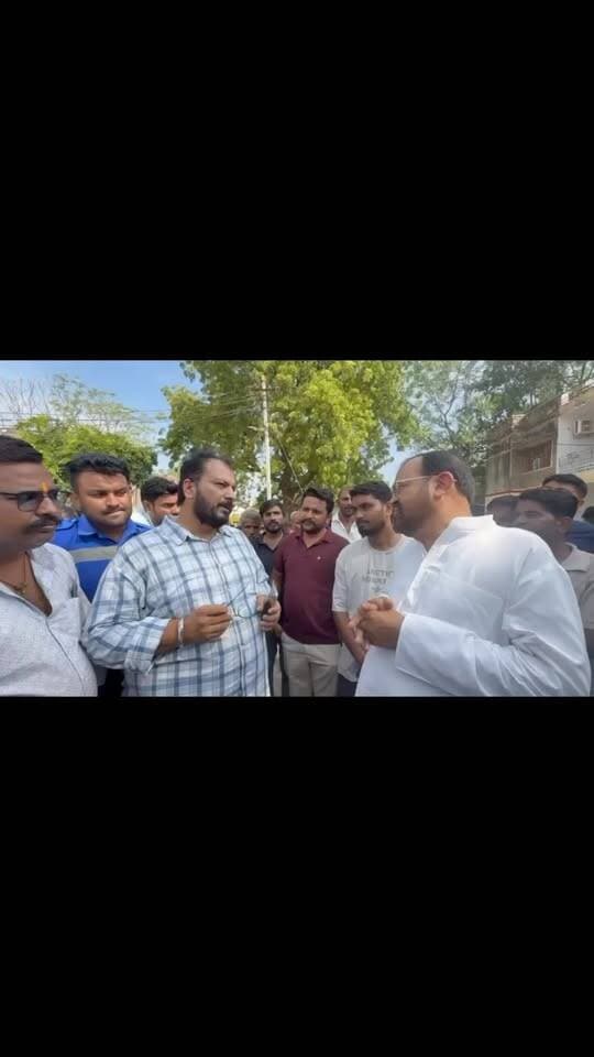 एनएच-62 उथमण टोल प्लाजा पर कार्यरत कर्मचारी ताराराम मीणा की हादसे में मौत होने का मामला
सिरोही जिला अस्पताल की मोर्चरी के बाहर कंपनी प्रबंधन से पूर्व विधायक संयम लोढ़ा ने वार्ता कर पीड़ित परिवार के अधिकारों के लिए वार्ता की।
वार्ता में परिवार के एक सदस्य को नौकरी, ₹20–25 लाख मुआवजा तथा आश्रितों को ₹10–15 हजार मासिक पेंशन देने पर सहमति बनी।