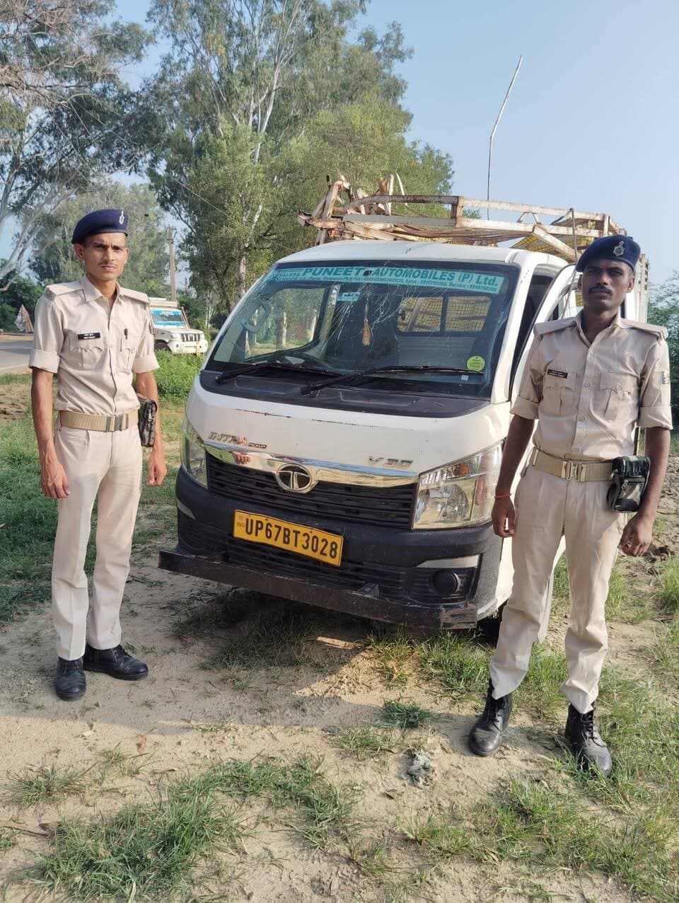 ककरैत चेक पोस्ट पर 5 मवेशी बरामद, तस्कर फरार
कैमूर जिले के दुर्गावती थाना क्षेत्र के ककरैत चेक पोस्ट के पास पुलिस ने मवेशी तस्करी का प्रयास विफल कर दिया।
13 सितंबर की रात करीब 12:43 बजे गुप्त सूचना मिली कि एक पिकअप में क्रूरता पूर्वक मवेशियों को लोड कर उत्तर प्रदेश से बिहार लाया जा रहा है। सूचना के सत्यापन के लिए पुलिस टीम मौके पर रवाना हुई।
ककरैत चेक पोस्ट के पास पिकअप को बरामद किया गया, जिसमें 5 मवेशी लदे मिले। पुलिस को देखकर तस्कर मौके से फरार हो गए। पुलिस फरार तस्करों की तलाश में जुटी है।