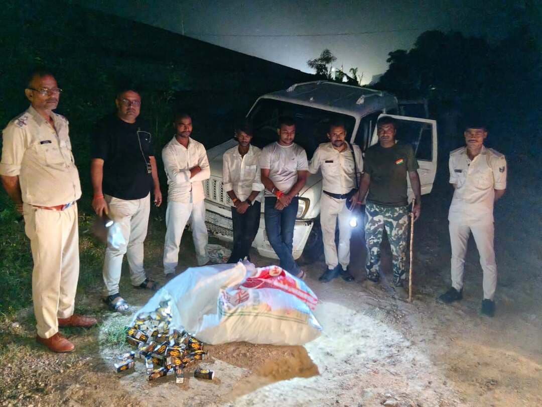 दुर्गावती थाना अंतर्गत से दुर्गावती पुलिस ने एक स्कॉर्पियो व बाइक से भारी मात्रा में शराब के साथ तस्कर को किया गिरफ्तार