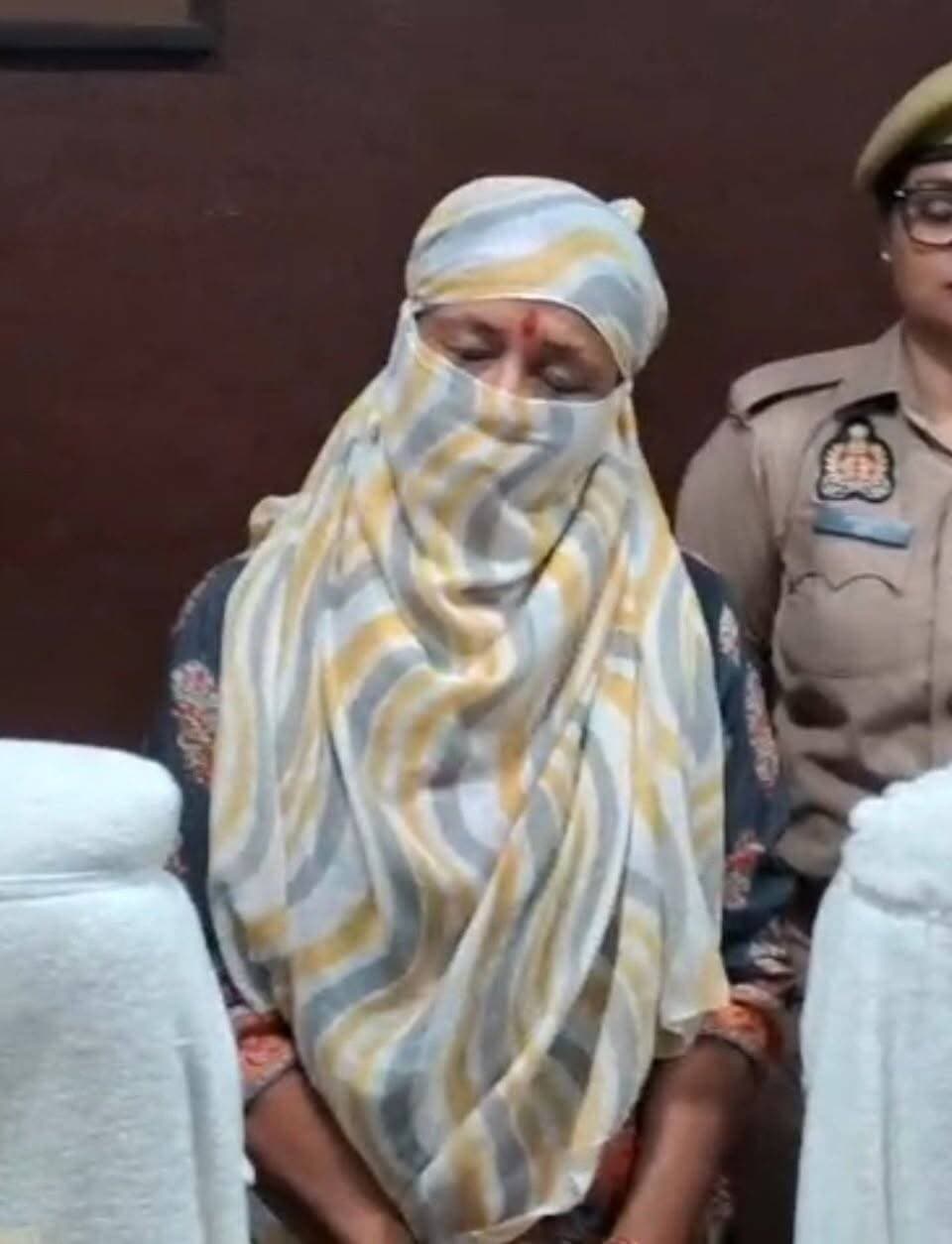 UP- शामली पुलिस राजस्थान के जयपुर से बाउंसर बिन्दू को गिरफ्तार करके लाई है. 4 बच्चों की मां बिन्दू कुख्यात इंटरनेशन गैंगस्टर लॉरेंस विश्नोई को भगवान के सामने अपना पति स्वीकार कर चुकी है और खुद को लारेंस की पत्नी मानती है.
लॉरेंस पर आपत्तिजनक टिप्पणी करने वाले जाट महासभा के नेता को बिन्दू ने जान से मारने की धमकी दी थी. पुलिस अब बिन्दू को जेल भेजेगी.