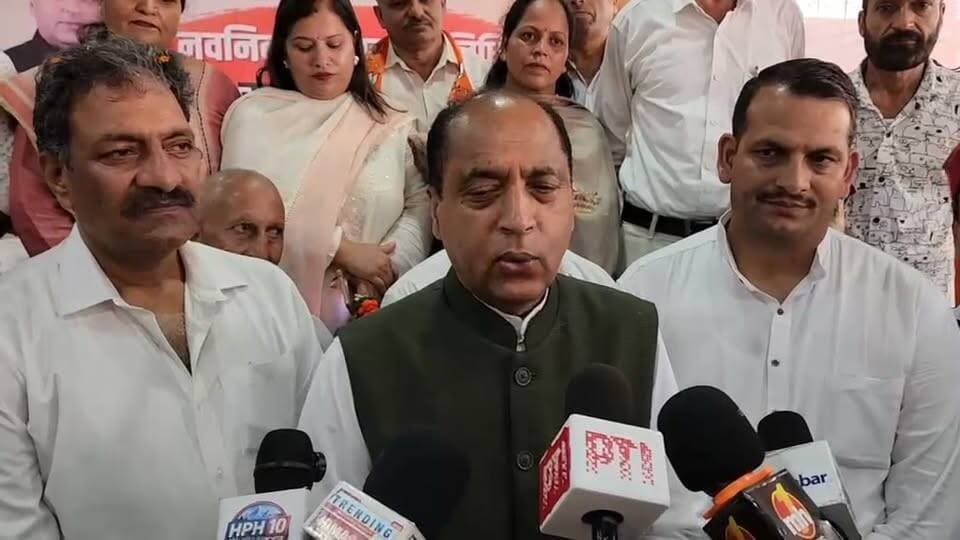मंडी:- मंडी नाचन में मीडिया से बातचीत करते हुए नेता प्रतिपक्ष जयराम ठाकुर