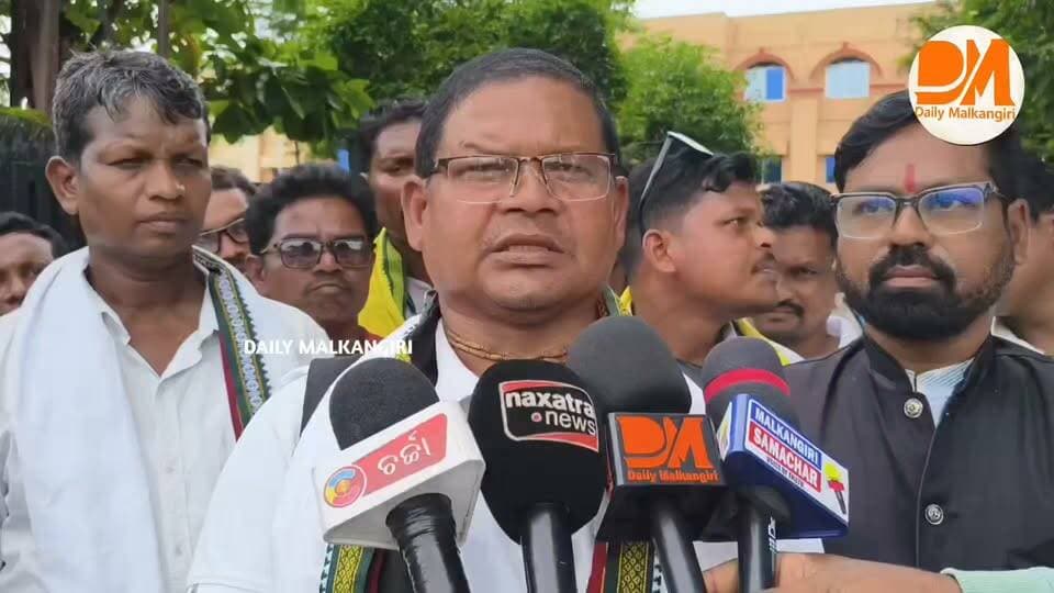 ଆଦିବାସୀ ଅଧିକାର ଦିବସ ଅବସରରେ ମାଲକାନଗିରି ଜିଲ୍ଲା ଆଦିବାସୀ ସମାଜ ମହାସଂଘ ପକ୍ଷରୁ ଜିଲ୍ଲାପାଳଙ୍କୁ ୯ ଦଫିଆ ଦାବି ସମ୍ବଳିତ ସ୍ମାରକପତ୍ର ପ୍ରଦାନ କରାଯାଇଛି।
#Malkangiri