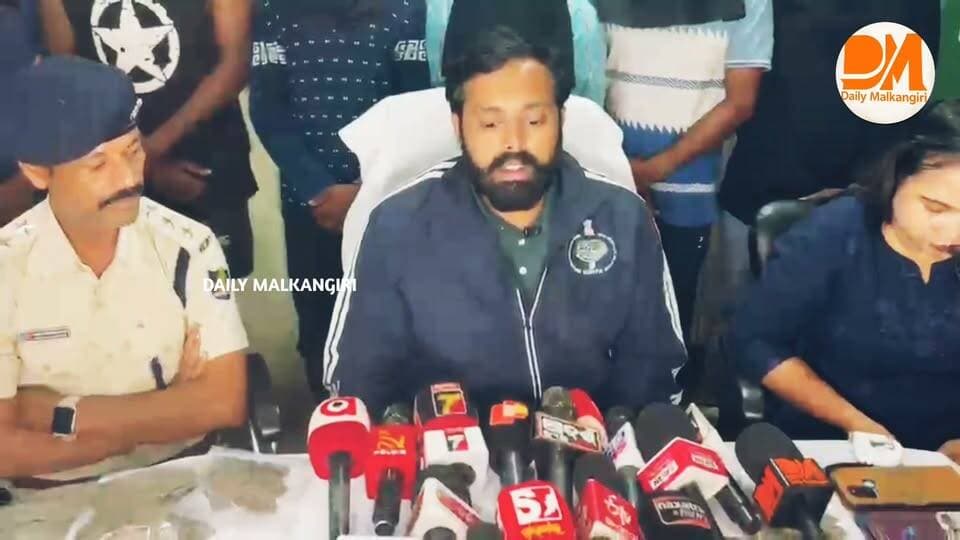 ମାଲକାନଗିରିରେ ପାଙ୍ଗୋଲିନ୍ (ବଜ୍ରକାପ୍ତା) ଚୋରା ଚାଲାଣ ପଣ୍ଡ: ୩୫୨ଟି କାତି ସହ ୬ ଗିରଫ I
ମାଲକାନଗିରି ବନଖଣ୍ଡ ଅନ୍ତର୍ଗତ ପଦ୍ମଗିରି-ପାଣ୍ଡ୍ରିପାଣି ରାସ୍ତାରେ ବନ୍ୟଜନ୍ତୁ ଚୋରା ଚାଲାଣ ବିରୋଧରେ ବନ ବିଭାଗକୁ ମିଳିଛି ବଡ଼ ସଫଳତା । ମାଲକାନଗିରି ଓ ମାଥିଲି ରେଞ୍ଜର ମିଳିତ ଟିମ୍ ଚଢ଼ାଉ କରି ୩୫୨ଟି ପାଙ୍ଗୋଲିନ୍ (ବଜ୍ରକାପ୍ତା) କାତି ଜବତ କରିବା ସହ ୬ ଜଣ ଅଭିଯୁକ୍ତଙ୍କୁ ଗିରଫ କରିଛନ୍ତି ।
#Malkangiri