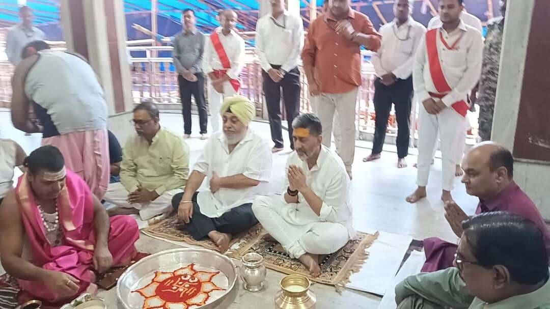 कड़ी सुरक्षा के बीच सुप्रीम कोर्ट के न्यायाधीश चंद्रशेखर ने बाबा बैद्यनाथ की पूजा-अर्चना की
सुप्रीम कोर्ट के न्यायाधीश चंद्रशेखर रविवार को देवघर पहुंचे और बाबा बैद्यनाथ मंदिर में विधि-विधान के साथ पूजा-अर्चना कर बाबा का आशीर्वाद लिया। उनके आगमन को लेकर बाबा मंदिर परिसर में सुरक्षा के पुख्ता इंतजाम किए गए थे। बड़ी संख्या में पुलिस बल की तैनाती की गई थी।
मंदिर पहुंचने पर उन्हें कड़ी सुरक्षा के बीच प्रशासनिक भवन ले जाया गया, जहां तीर्थ पुरोहितों द्वारा पूरे विधि-विधान के साथ संकल्प कराया गया। इसके बाद उन्हें फिलपाया मार्ग से बाबा मंदिर के गर्भगृह में ले जाया गया। गर्भगृह में उन्होंने बाबा बैद्यनाथ की विधिवत पूजा-अर्चना कर मंगल कामना की।
पूजा-अर्चना के बाद बाबा मंदिर प्रांगण में उन्होंने बाबा की आरती में भी हिस्सा लिया। इस दौरान मंदिर प्रबंधन की ओर से एसडीओ सह बाबा मंदिर प्रभारी रवि कुमार ने उन्हें प्रतीक चिह्न भेंट कर सम्मानित किया। उनके आगमन के दौरान देवघर न्यायालय के न्यायाधीश एवं अधिवक्ता भी मौजूद रहे। सुरक्षा व्यवस्था को लेकर मंदिर परिसर और आसपास के क्षेत्रों में पुलिस बल की विशेष तैनाती की गई थी।