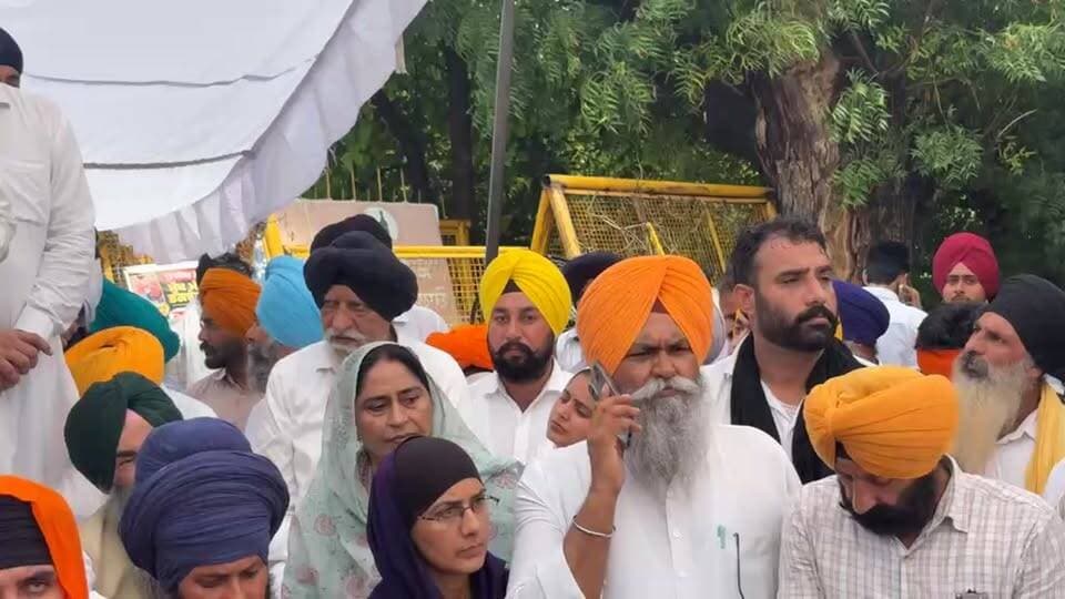 ਗੁਲਜ਼ਾਰ ਸਿੰਘ ਤੂਰ ਬੰਜਾਰਾ ਦਾ ਪਰਿਵਾਰ ਇਨਸਾਫ ਲੈਣ ਲਈ ਮੁੱਖ ਮੰਤਰੀ ਦੀ ਕੋਠੀ ਅੱਗੇ ਲੱਗੇ ਧਰਨੇ ਚ ਪਹੁੰਚਿਆ
#PunjabiNews #gulzarsinghtoor #sangrurlive #ਪੰਜਾਬਖ਼ਬਰਾਂ #HarpalSinghCheema #ਗੁਲਜ਼ਾਰਸਿੰਘਤੂਰ #CharanjitSinghChanni #dirbalive #sangrur #cmpunjab #bjagwantmann