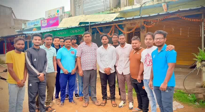 ରାୟଗଡା: ବିଷମକଟକ ବ୍ଲକ କଲୋନୀ ଗଣେଶ ପୂଜା କମିଟି ପକ୍ଷରୁ ଦୁର୍ଗୀ ସ୍ଥିତ ବାସଭବନକୁ ଯାଇ ସୁଧୀର ଦାସଙ୍କୁ ଗଣେଶ ପୂଜା ନିମନ୍ତେ ନିମନ୍ତ୍ରଣ ପତ୍ର ପ୍ରଦା