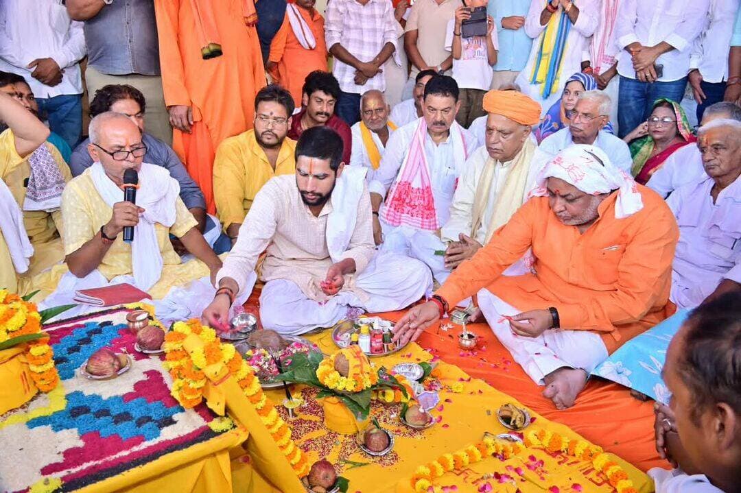 *भृगु कॉरिडोर की शुरुआत, बदलेगा ऐतिहासिक भृगु मंदिर का स्वरूप*
*अब बदलेगा भृगु मंदिर का स्वरूप, कॉरिडोर का हुआ भूमि पूजन*
*भृगु कॉरिडोर की नींव पड़ी, 100 करोड़ से संवरेगा भृगु मंदिर*
बलिया। महर्षि भृगु की पावन तपोभूमि बलिया में रविवार को वर्षों से देखे जा रहे भृगु कॉरिडोर के सपने ने धरातल पर शुरू शुरू हुआ। शहर स्थित ऐतिहासिक भृगु मंदिर परिसर में संत- महात्माओं के सानिध्य में परिवहन मंत्री एवं बलिया सदर विधायक दयाशंकर सिंह ने विधि-विधान से भूमि पूजन कर परियोजना की शुरुआत की। भूमि पूजन के बाद आयोजित भव्य भृगु महाआरती में श्रद्धालुओं की भारी भीड़ उमड़ी। वैदिक मंत्रोच्चार, दीपों की रोशनी और महर्षि भृगु के जयघोष से पूरा मंदिर परिसर भक्तिमय हो उठा। भूमि पूजन के दौरान परिवहन मंत्री दयाशंकर सिंह ने कहा कि भृगु कॉरिडोर का वर्षों पुराना सपना अब कागजों से निकलकर धरातल पर उतर चुका है। मुख्यमंत्री योगी आदित्यनाथ ने मार्च में इस महत्वाकांक्षी परियोजना को मंजूरी दी थी। परियोजना के प्रथम चरण के लिए 50 करोड़ रुपये का बजट आवंटित किया गया है, जबकि महर्षि भृगु मंदिर के संपूर्ण निर्माण और विकास पर करीब 100 करोड़ रुपये खर्च किए जाने की योजना है।
*दो चरणों में बदलेगा मंदिर परिसर का स्वरूप*
भृगु कॉरिडोर के तहत मंदिर परिसर का धार्मिक और ऐतिहासिक स्वरूप बरकरार रखते हुए इसे आधुनिक सुविधाओं से विकसित किया जाएगा। परियोजना को दो चरणों में पूरा करने का प्रस्ताव है। इसके तहत भव्य मुख्य प्रवेश द्वार, मंदिर परिसर का विस्तार, व्यापक सौंदर्यीकरण, चौड़े रास्ते, व्यवस्थित गलियारों सहित श्रद्धालुओं के लिए आवश्यक सुविधाओं का विकास किया जाएगा। परियोजना पूरी होने के बाद श्रद्धालुओं को मंदिर में बेहतर सुविधाएं मिलने की उम्मीद है। साथ ही भृगु मंदिर को धार्मिक पर्यटन के प्रमुख केंद्र के रूप में विकसित करने की दिशा में भी यह महत्वपूर्ण कदम माना जा रहा है। परिवहन मंत्री ने कहा कि बलिया भृगु बाबा के नाम से जाना जाता है यह मंदिर अंतरराष्ट्रीय स्तर तक जाना जाएगा और भृगु कॉरिडोर केवल निर्माण परियोजना नहीं, बल्कि बलिया की आस्था, पहचान और सांस्कृतिक विरासत से जुड़ा विषय है। महर्षि भृगु की तपोभूमि को उसका गौरवपूर्ण स्वरूप दिलाने के साथ ही सरकार धार्मिक पर्यटन की संभावनाओं को विस्तार देने का काम कर रही है।
*सेवा सप्ताह में 81 महिला लाभार्थियों का हुआ सम्मान*
कार्यक्रम को सामाजिक सरोकार से जोड़ते हुए प्रधानमंत्री नरेंद्र मोदी के जन्मदिन के अवसर पर आयोजित सेवा सप्ताह के तहत विधानसभा क्षेत्र के 75 शक्ति केंद्रों से आईं प्रधानमंत्री आवास योजना की 81 महिला लाभार्थियों को सम्मानित किया गया। परिवहन मंत्री दयाशंकर सिंह ने महिलाओं को नारियल, स्मृति चिन्ह, साड़ी सहित अन्य उपहार प्रदान किए। इस दौरान विभिन्न सरकारी योजनाओं का लाभ लेने वाली महिलाओं को भी सम्मानित किया गया। टघरौली की कविता देवी को शौचालय योजना, हनुमानगंज ब्लॉक की निर्मला देवी को प्रधानमंत्री आवास योजना तथा टोल टैक्स, कदम चौराहा निवासी रूपा सिंह को आवास के साथ उज्ज्वला योजना का लाभ मिलने पर सम्मानित किया गया। नगवां, दुबहड़ की कुसुम पाठक को लोगों को सरकारी योजनाओं का लाभ दिलाने और जागरूक करने में महत्वपूर्ण भूमिका निभाने के लिए सम्मान मिला।
*भव्य महाआरती में उमड़ा आस्था का सैलाब*
भूमि पूजन के बाद भृगु मंदिर परिसर में भव्य महाआरती का आयोजन किया गया। संत-महात्माओं और बड़ी संख्या में श्रद्धालुओं की मौजूदगी में वैदिक मंत्रोच्चार और धार्मिक अनुष्ठानों के बीच महाआरती संपन्न हुई। दीपों की रोशनी और जयघोष से पूरा परिसर आध्यात्मिक ऊर्जा से भर गया।
श्रद्धालुओं ने महर्षि भृगु के जयकारे लगाए और कॉरिडोर निर्माण की शुरुआत को बलिया की धार्मिक एवं सांस्कृतिक विरासत के संरक्षण की दिशा में महत्वपूर्ण कदम बताया।
*भृगु मुनि से जुड़ी है बलिया की धार्मिक पहचान*
बलिया की धार्मिक और सांस्कृतिक पहचान महर्षि भृगु की तपोभूमि के रूप में प्राचीन धार्मिक एवं लोक परंपराओं में दर्ज है। मान्यता है कि महर्षि भृगु ने गंगा तट पर स्थित इस क्षेत्र में तपस्या की थी, जिसके कारण यह क्षेत्र ‘भृगु क्षेत्र’ के नाम से प्रसिद्ध हुआ। शहर स्थित भृगु आश्रम और मंदिर आज भी इस परंपरा के प्रमुख केंद्र माने जाते हैं। स्थानीय परंपराओं में भृगु संहिता की रचना को भी इसी क्षेत्र से जोड़ा जाता है। हालांकि इसे मुख्यतः धार्मिक और स्थानीय मान्यता के रूप में देखा जाता है। महर्षि भृगु के शिष्य दर्दर मुनि की परंपरा भी बलिया के प्रसिद्ध ददरी मेले से जुड़ी मानी जाती है। गंगा-सरयू के संगम और सरयू की धारा को गंगा से मिलाने से जुड़ी लोककथाएं भी भृगु क्षेत्र की सांस्कृतिक विरासत का हिस्सा हैं।
*आस्था के केंद्र से पर्यटन के बड़े केंद्र की ओर बढ़ेगा बलिया*
भृगु कॉरिडोर के निर्माण से इस ऐतिहासिक धार्मिक स्थल को नई पहचान मिलने की उम्मीद है। बेहतर प्रवेश व्यवस्था, विकसित परिसर, चौड़े रास्ते, सौंदर्यीकरण और आधुनिक सुविधाओं के बाद यहां श्रद्धालुओं और पर्यटकों की संख्या बढ़ सकती है।इसके साथ ही स्थानीय दुकानदारों, कारोबारियों और अन्य लोगों के लिए रोजगार एवं आर्थिक गतिविधियों के नए अवसर भी पैदा होने की संभावना है।
कुल मिलाकर, भृगु कॉरिडोर की शुरुआत बलिया के लिए महज एक निर्माण परियोजना का शुभारंभ नहीं है। यह जिले की आस्था, इतिहास, संस्कृति और धार्मिक पर्यटन को नई दिशा देने की कोशिश है। महर्षि भृगु की धरती पर विकास की नई शुरुआत हो चुकी है। परियोजना के पूरा होने के बाद भव्य और विकसित भृगु मंदिर बलिया की धार्मिक पहचान को प्रदेश और देश के पर्यटन मानचित्र पर और मजबूत करने में अहम भूमिका निभा सकता है।
*सप्त ऋषियों की लगेगी आर्ट गैलरी*
भृगु कॉरिडोर के निर्माण में सभी सप्त ऋषियों का भी संक्षिप्त विवरण संबंधी पट्टिका लगेगी। इसमें गौतम ऋषि, परशुराम ऋषि, महर्षि वाल्मीकि, मेधा ऋषि, कुशी ऋषि, पराशर ऋषि आदि से संबंधित विवरण रहेगा।
*संत-महात्माओं और गणमान्य लोगों की रही मौजूदगी*
भूमि पूजन कार्यक्रम में पूर्व सांसद वीरेंद्र सिंह मस्त, पूर्व सांसद भरत सिंह, पूर्व मंत्री राजधारी सिंह, मुख्य विकास अधिकारी आलोक कुमार, स्वामी हरिहरानंद, बड़ी मठिया के रामूदार दास जी, गायत्री शक्तिपीठ के विजेंद्र चौबे, भृगु मंदिर ट्रस्ट के अध्यक्ष शिवकुमार मिश्र, वरिष्ठ साहित्यकार डॉ. जनार्दन राय, इतिहासकार डॉ. शिवकुमार सिंह कौशिकेय समेत बड़ी संख्या में संत-महात्मा, जनप्रतिनिधि, अधिकारी और गणमान्य लोग मौजूद रहे।